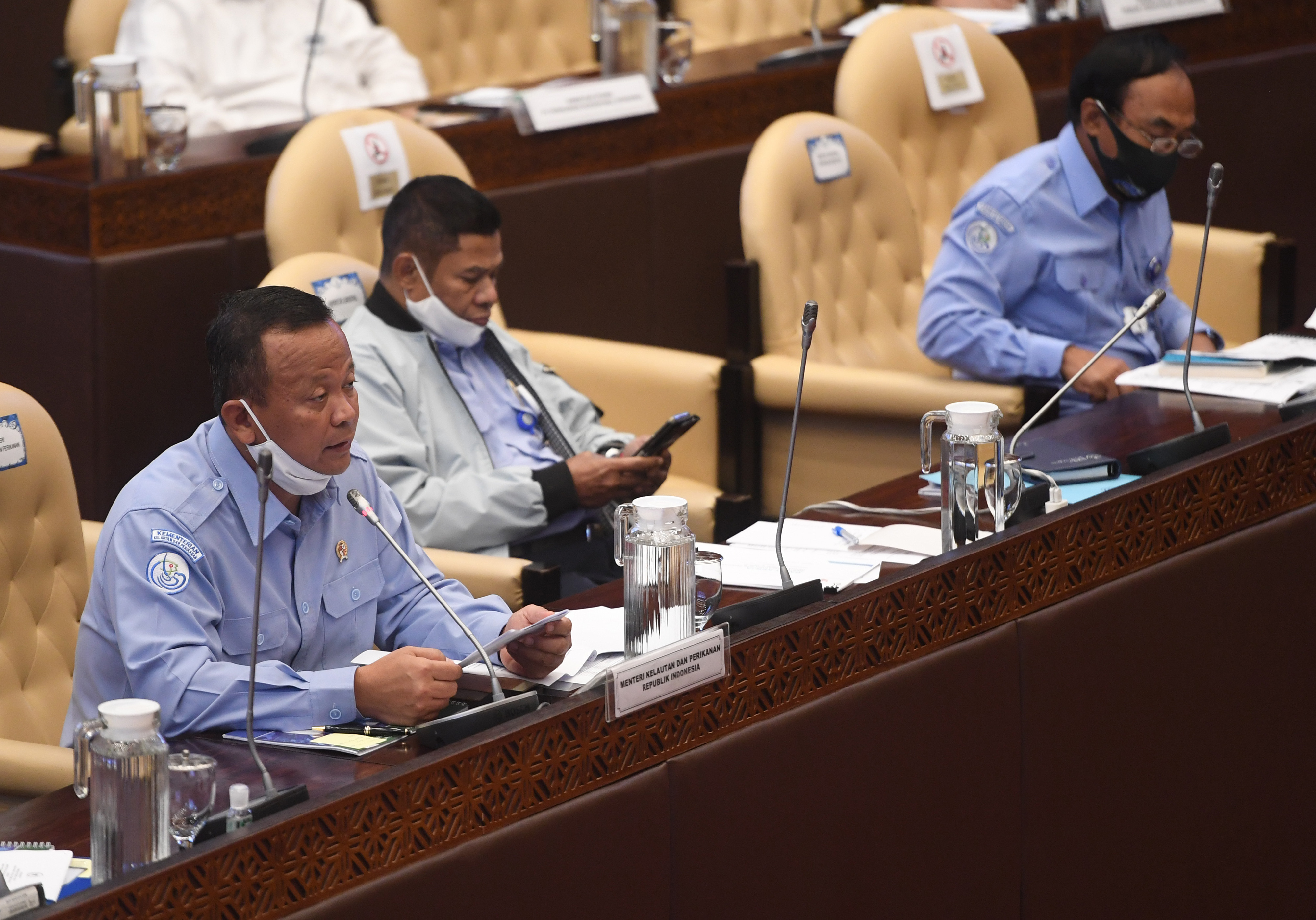  Menteri Kelautan dan Perikanan Edhy Prabowo (kiri) mengikuti rapat kerja dengan Komisi IV DPR di Kompleks Parlemen, Senayan, Jakarta, Senin