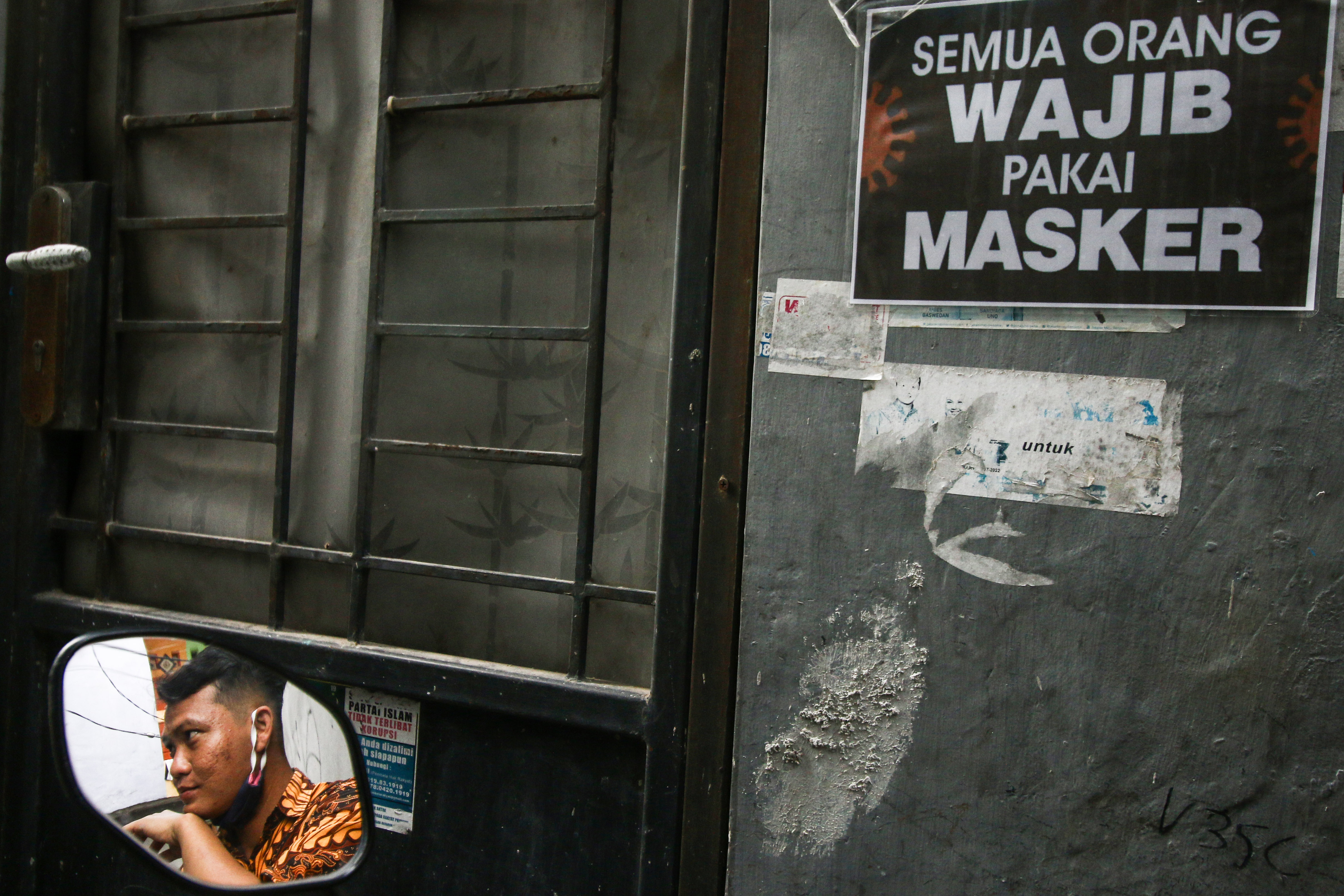 Refleksi warga beraktivitas di luar ruang tanpa mengenakan masker di Jakarta, Kamis (23/7).
