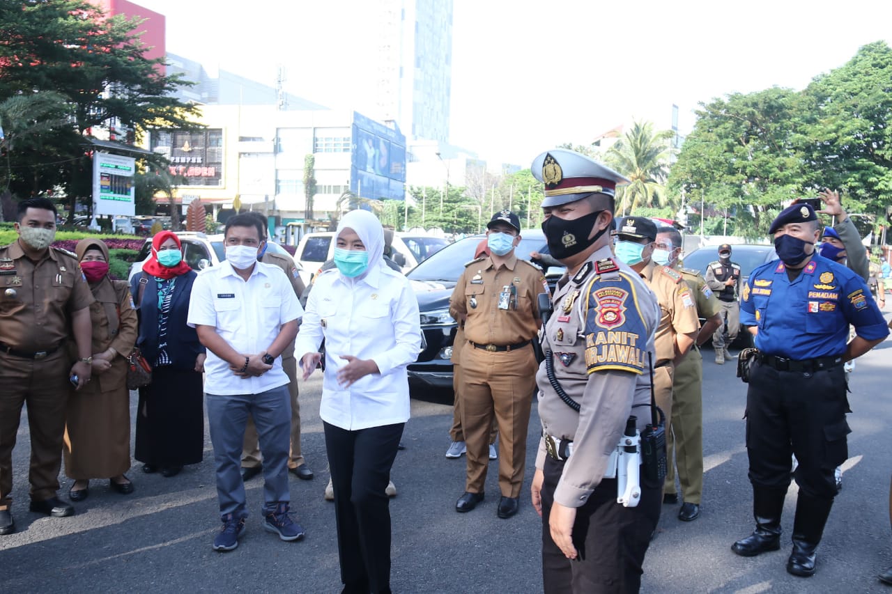 Wakil Wali Kota Palembang Fitrianti Agustinda (tengah) membagikan ribuan masker kepada masyarakat demi memutus penyebaran covid-19.
