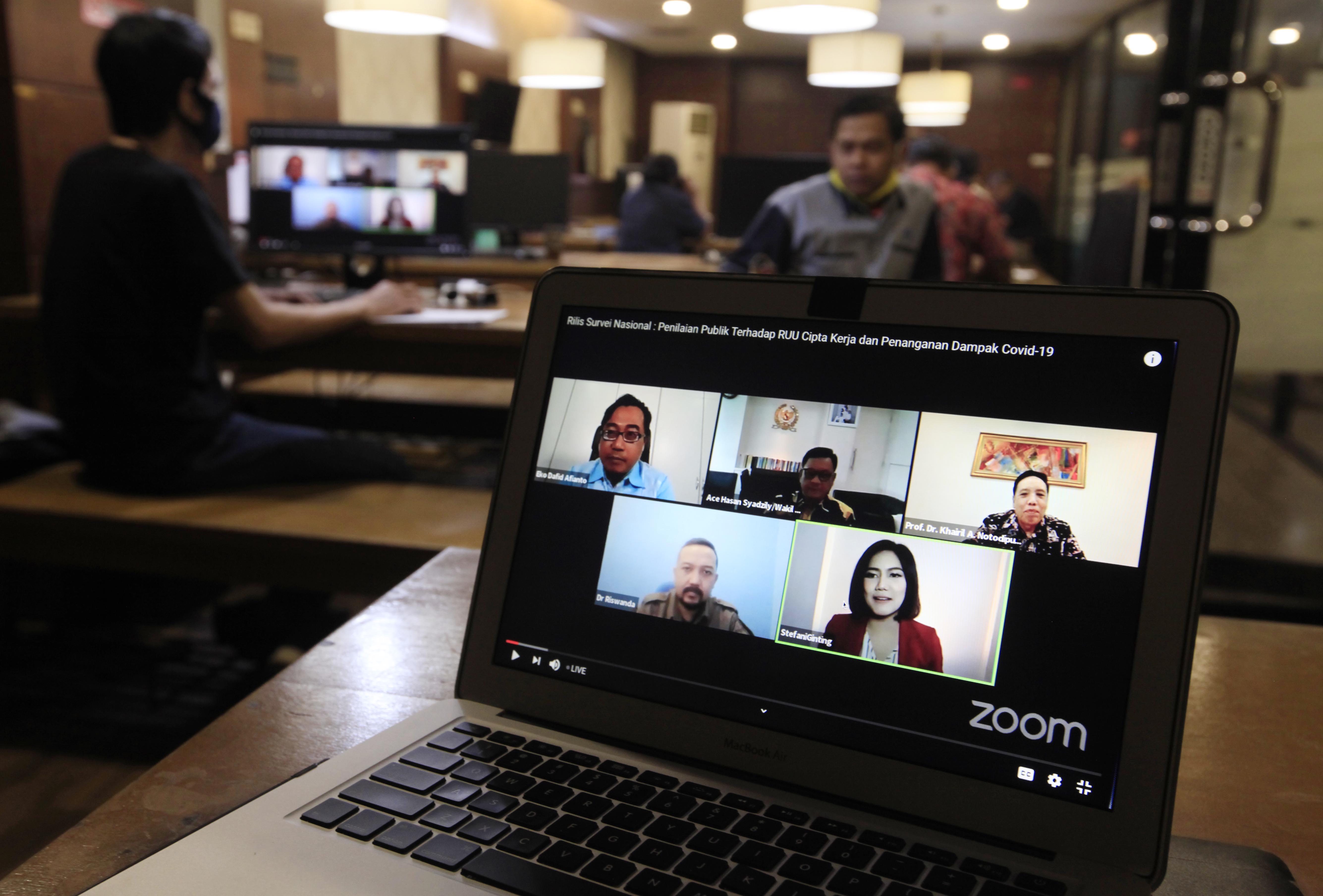  Diskusi virtual membahas Penilaian Publik Terhadap RUU Cipta Kerja dan Penanganan Dampak Covid-19.