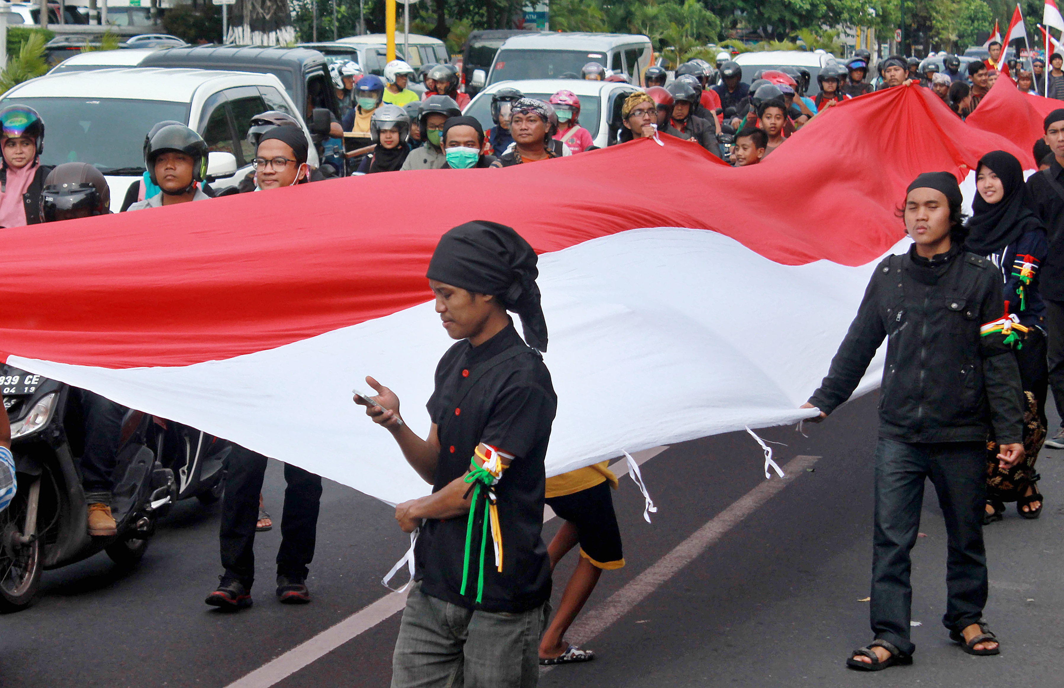 Aksi simpatik Ormas di Yogyakarta membentangkan bendera Merah-Putih raksasa