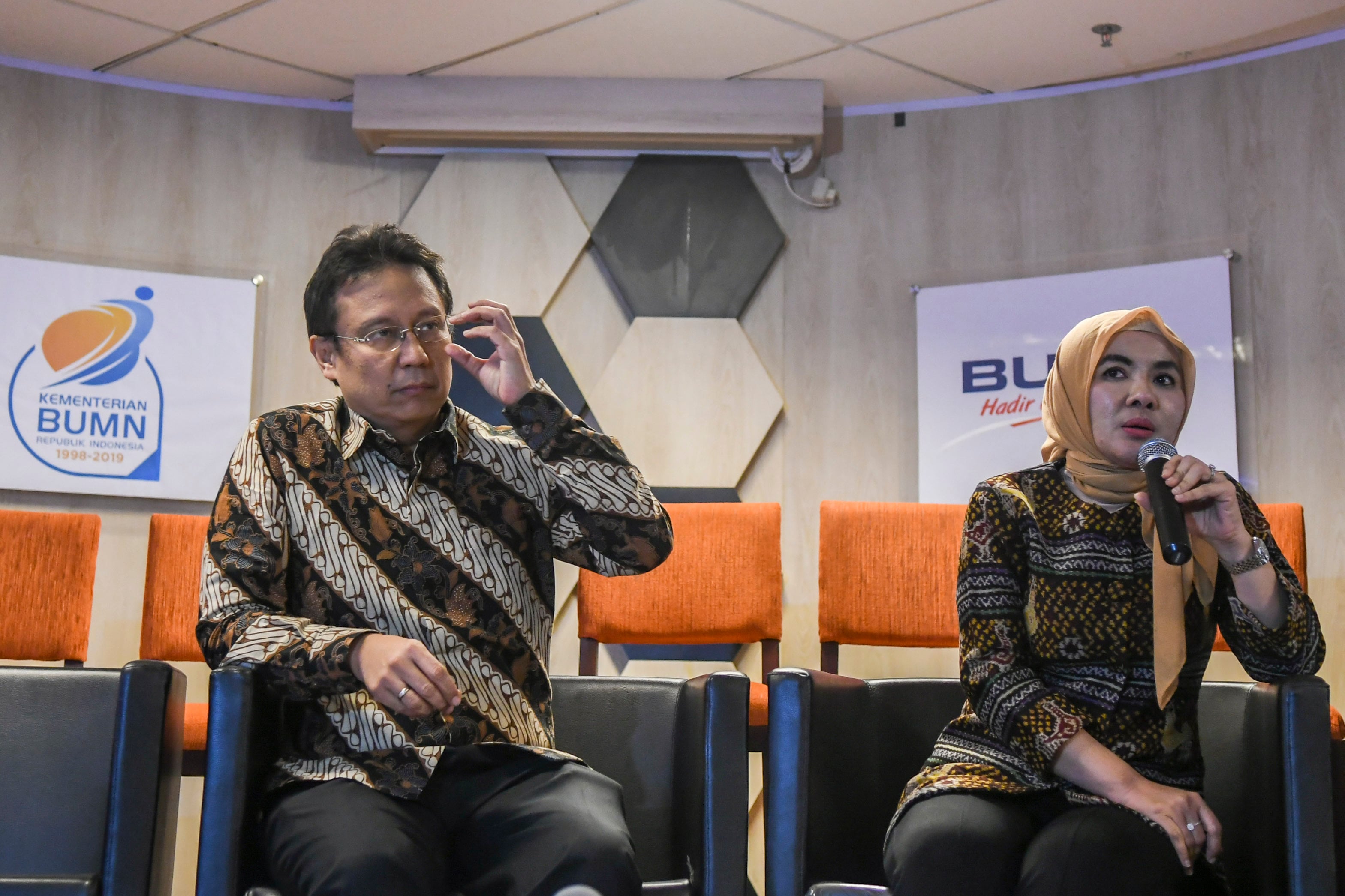 Wakil Menteri BUMN Budi Gunadi Sadikin (kiri) bersama Direktur Utama PT Pertamina (Persero) Nicke Widyawati (kanan).