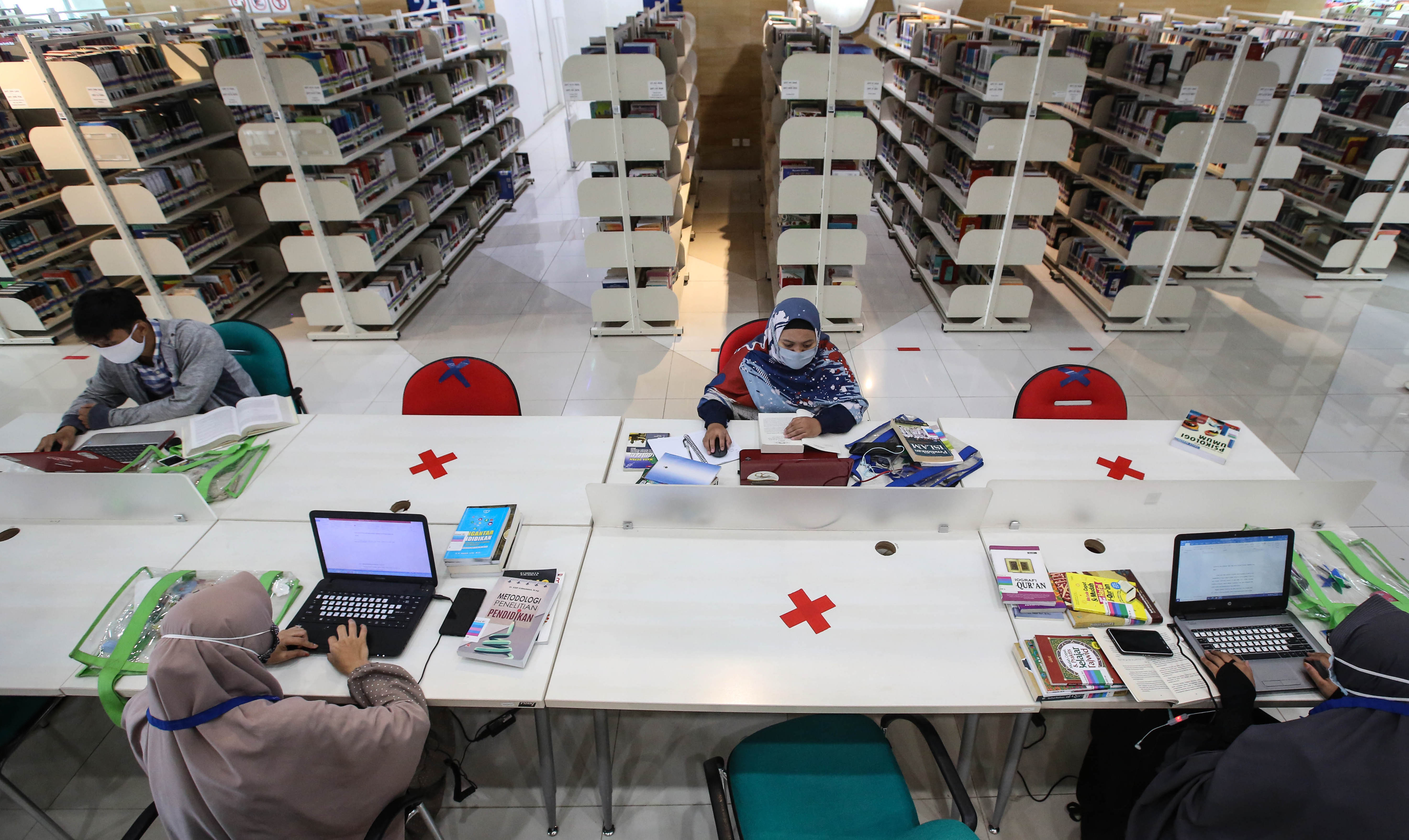 Pengunjung mencari referensi buku di Perpustakaan Nasional, Jakarta Pusat, Kamis (10/6/2020)