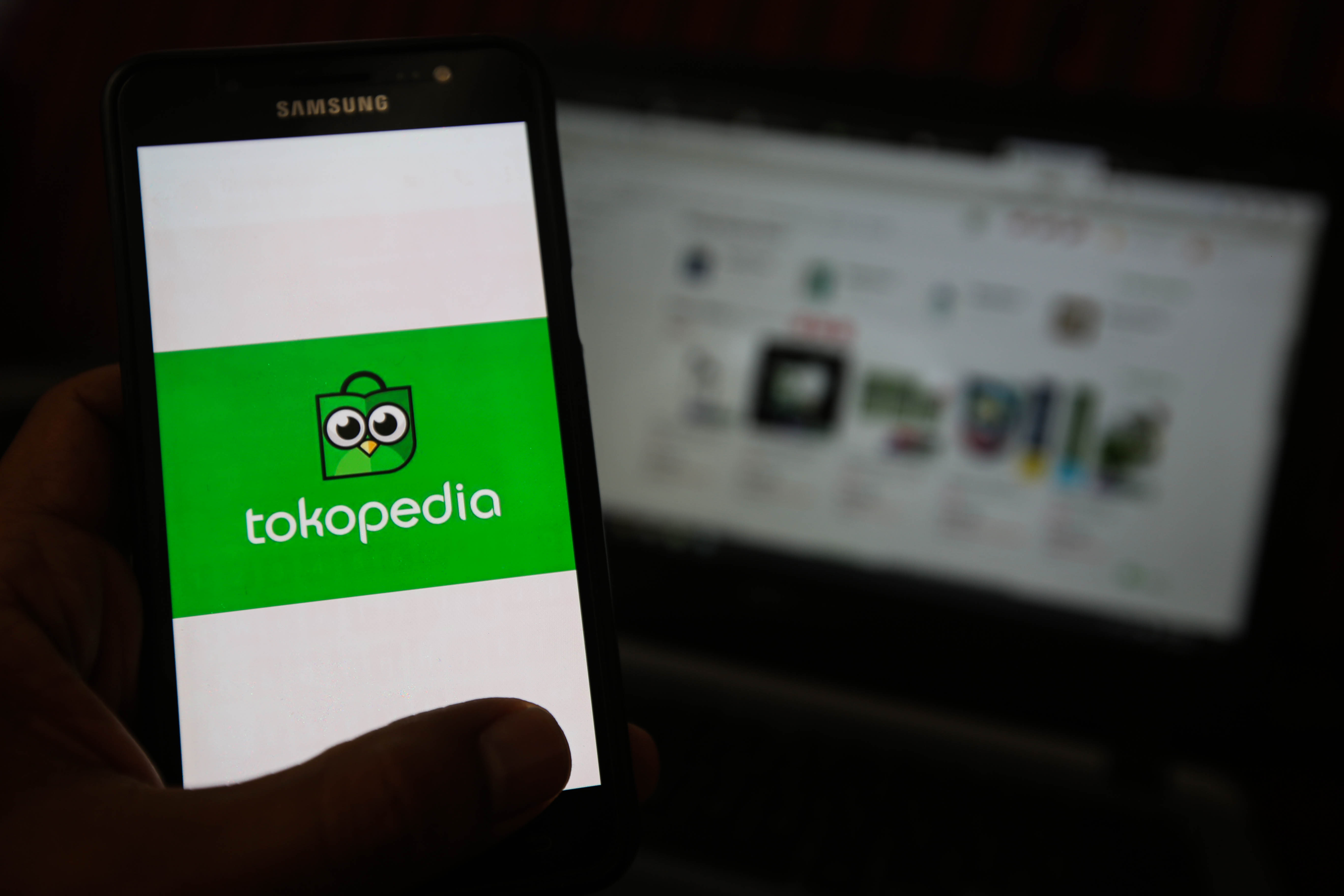 Logo Tokopedia terlihat di sebuah ponsel.