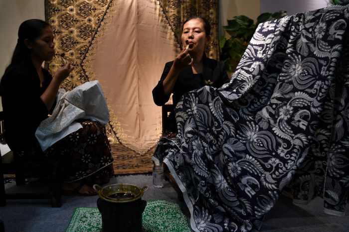 Perajin membatik dalam pameran Interior And Craft (ICRA) 2019 di Jakarta Convention Center, Jakarta, hari ini. 