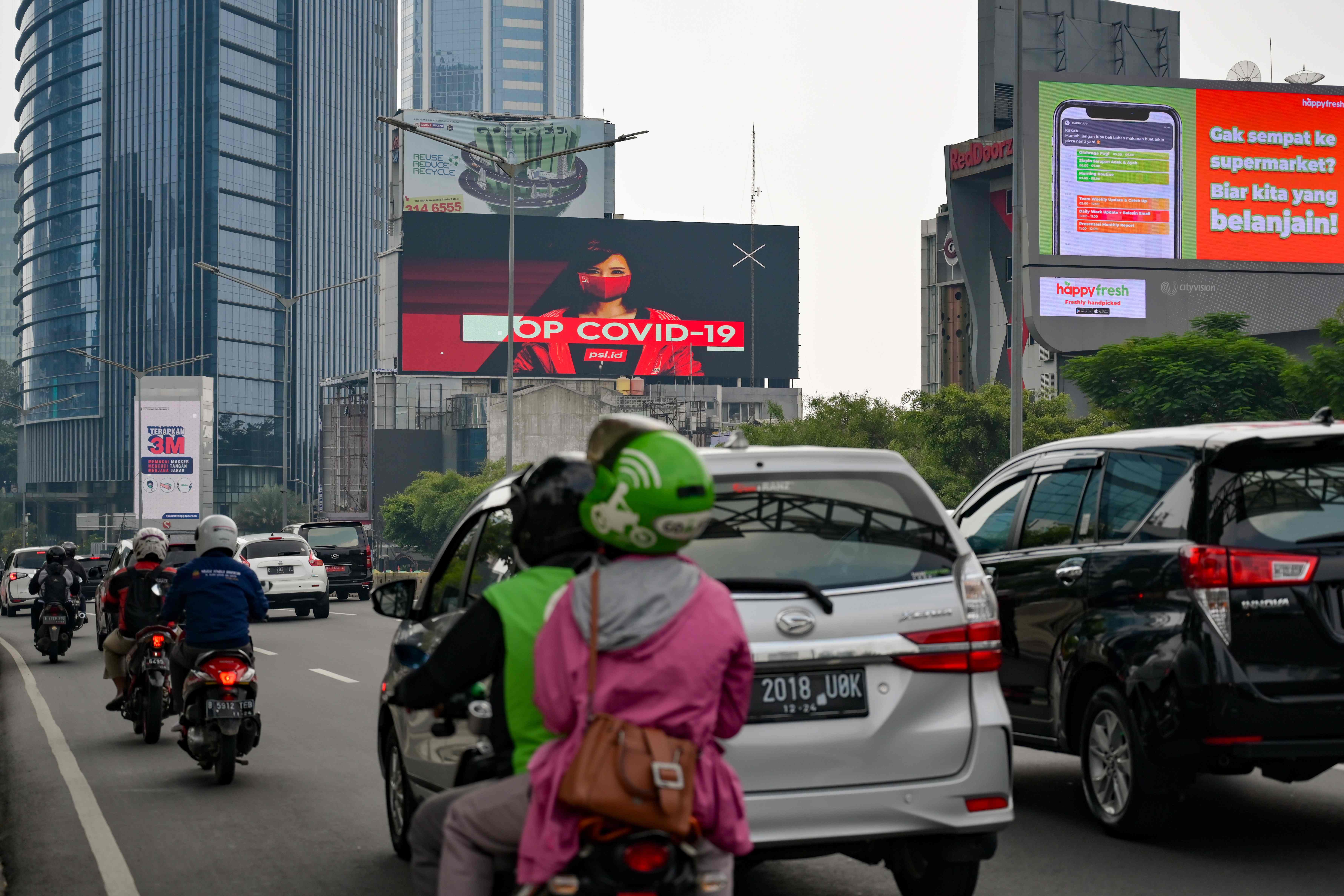 Papan reklamen menunjukkan kampanye melawan covid-19 di Jakarta.
