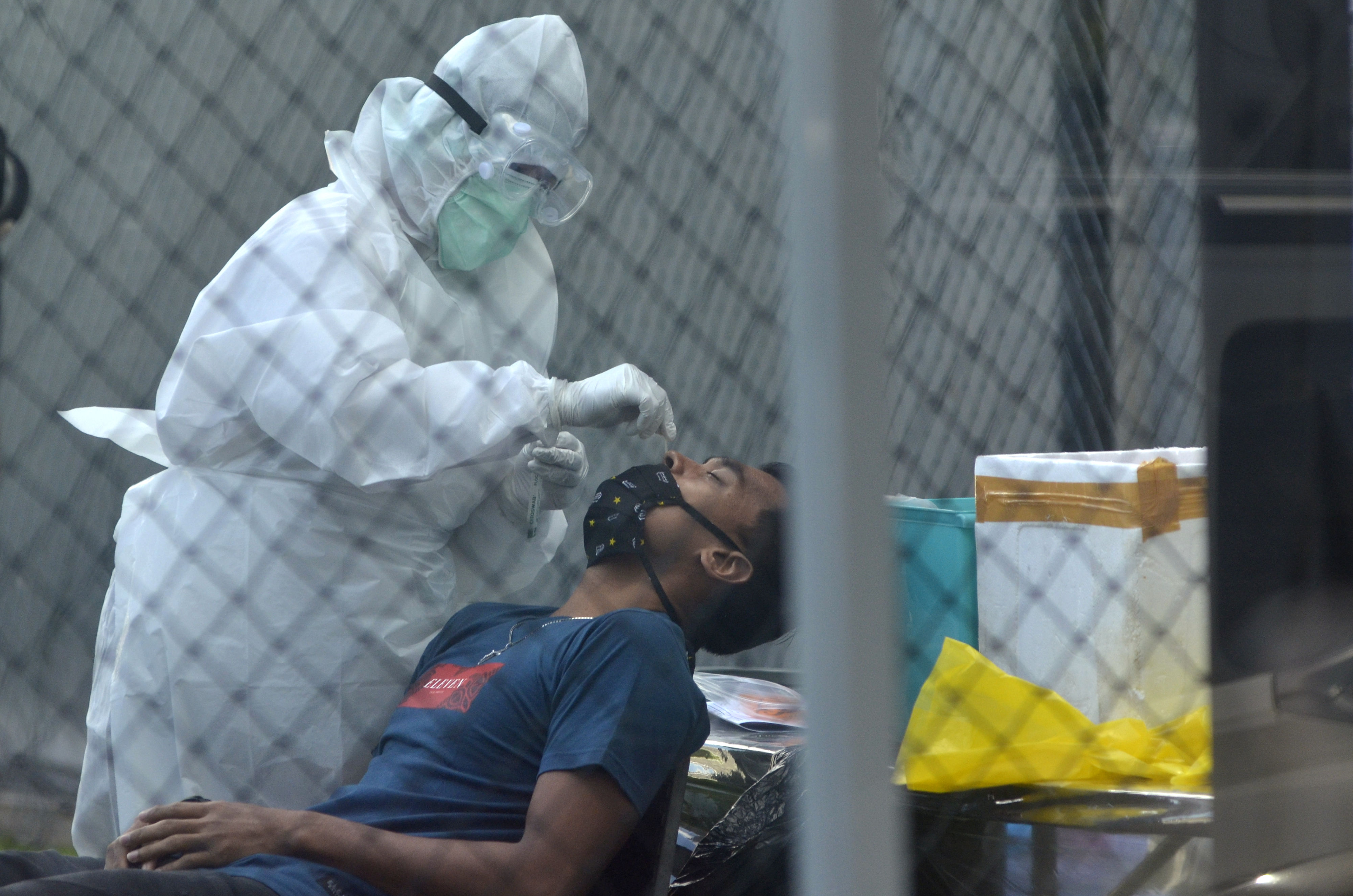 Pesepak bola Bali United Lerby Eliandry (kanan) menjalani tes usap (swab test) COVID-19 di kawasan Kuta, Badung, Bali, Senin (27/7).