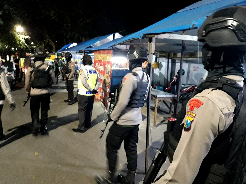 Tim operasi gabungan Pemkot Malang, TNI dan Polri membubarkan warga di warung kopi kawasan Klojen, Kota Malang, Jumat (3/7)