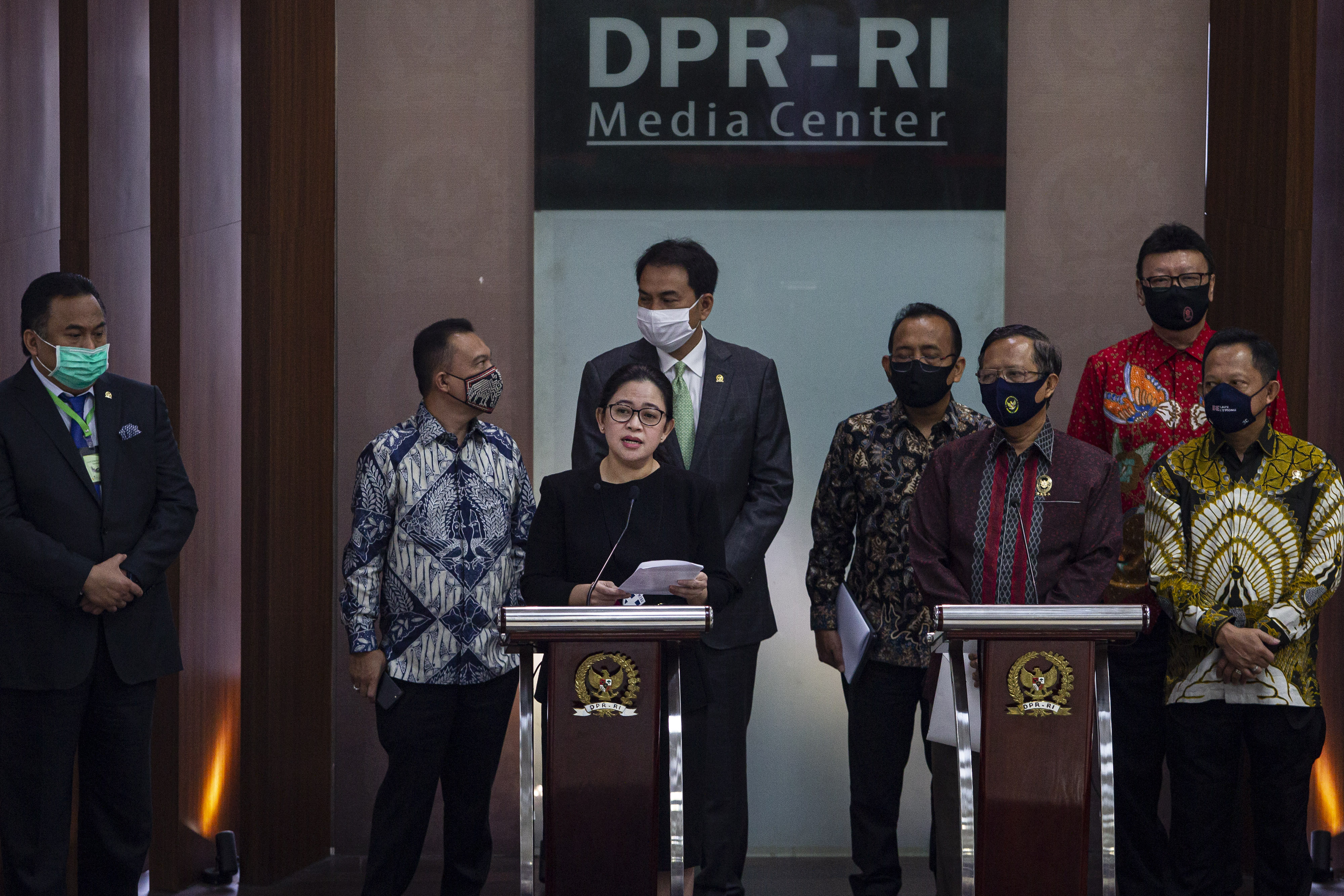  Ketua DPR Puan Maharani (ketiga kiri) dalam jumpa pers terkait Rancangan Undang-Undang Badan Pembinaan Ideologi Pancasila di Jakarta.