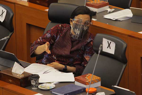 Menteri Keuangan Sri Mulyani mengikuti rapat kerja dengan Banggar DPR di Kompleks Parlemen, Senayan, Jakarta, kemarin.