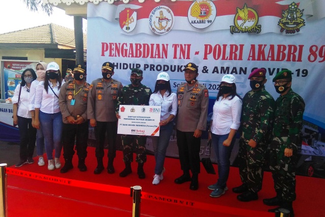 Para petinggi TNI-Polri tergabung dalam Alumni Akabri 89 memggelar bakti sosial membagi 10 ribu paket untuk para warga terdampak Covid-19.
