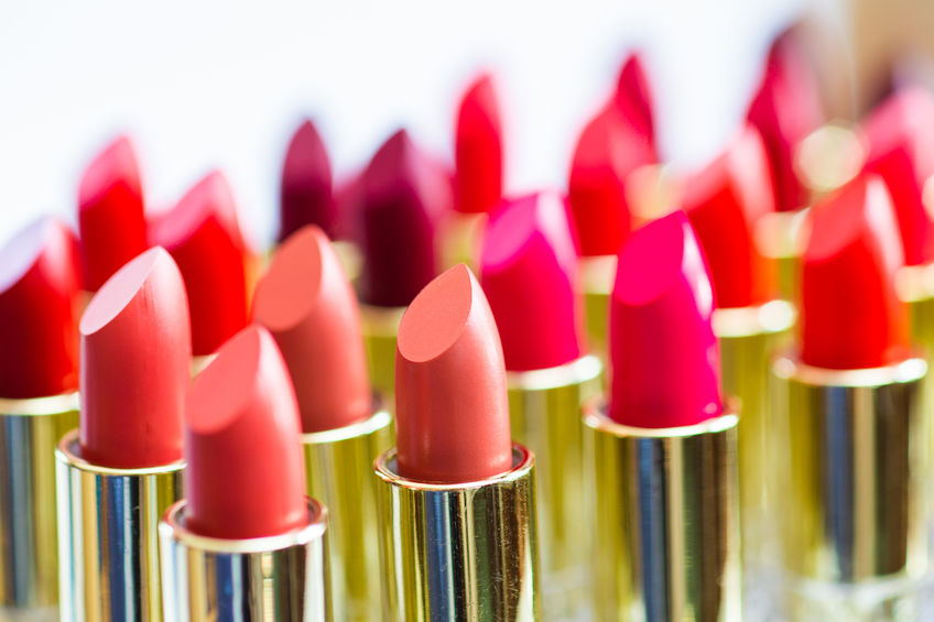 Bagi banyak perempuan, rasanya tidak mungkin ke kantor tanpa memoleskan lipstik. 