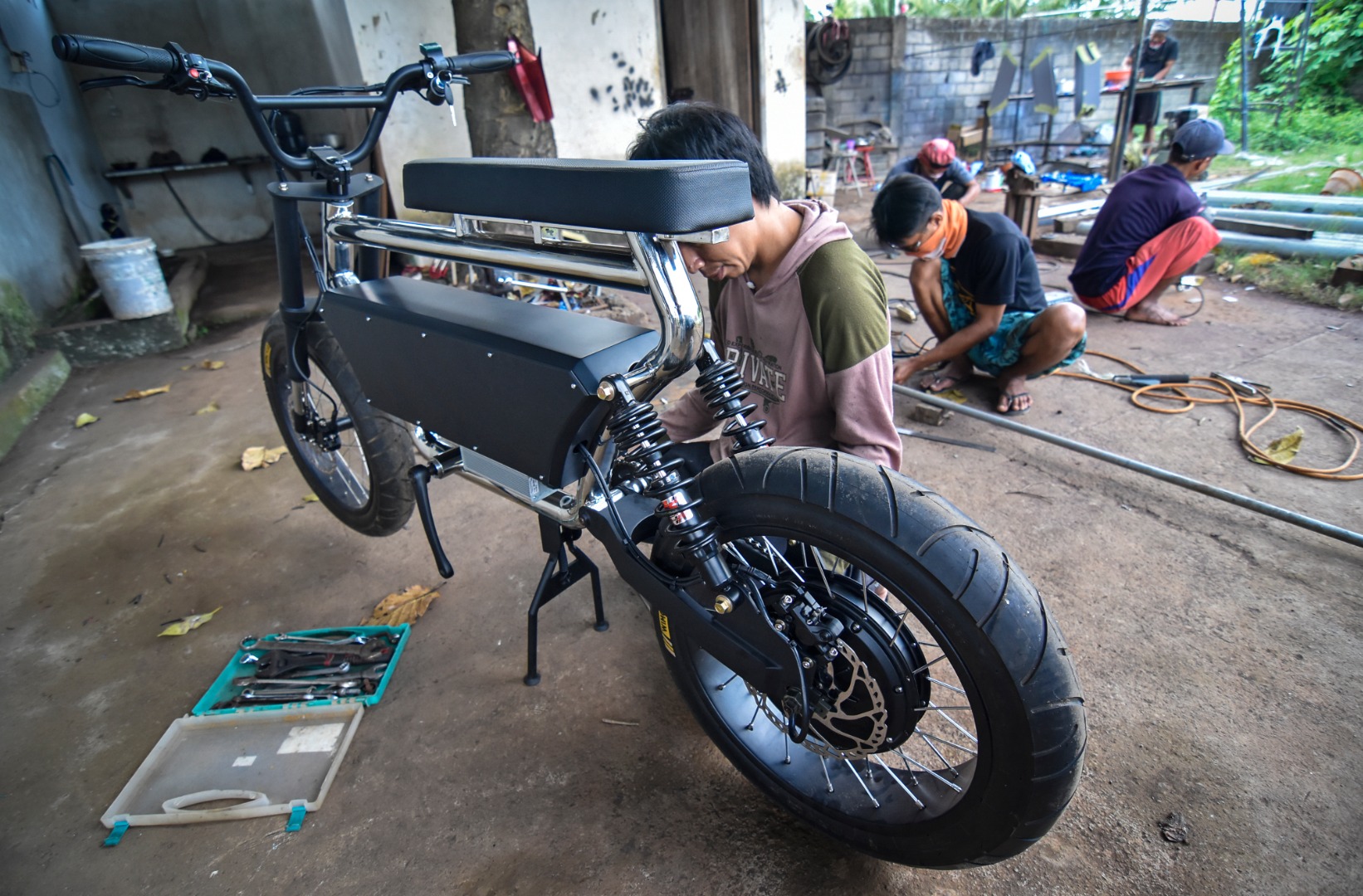Pekerja menyelesaikan pembuatan sepeda listrik produksi di di Desa Keru, Kecamatan Narmada, Lombok Barat, NTB, Kamis (2/7).