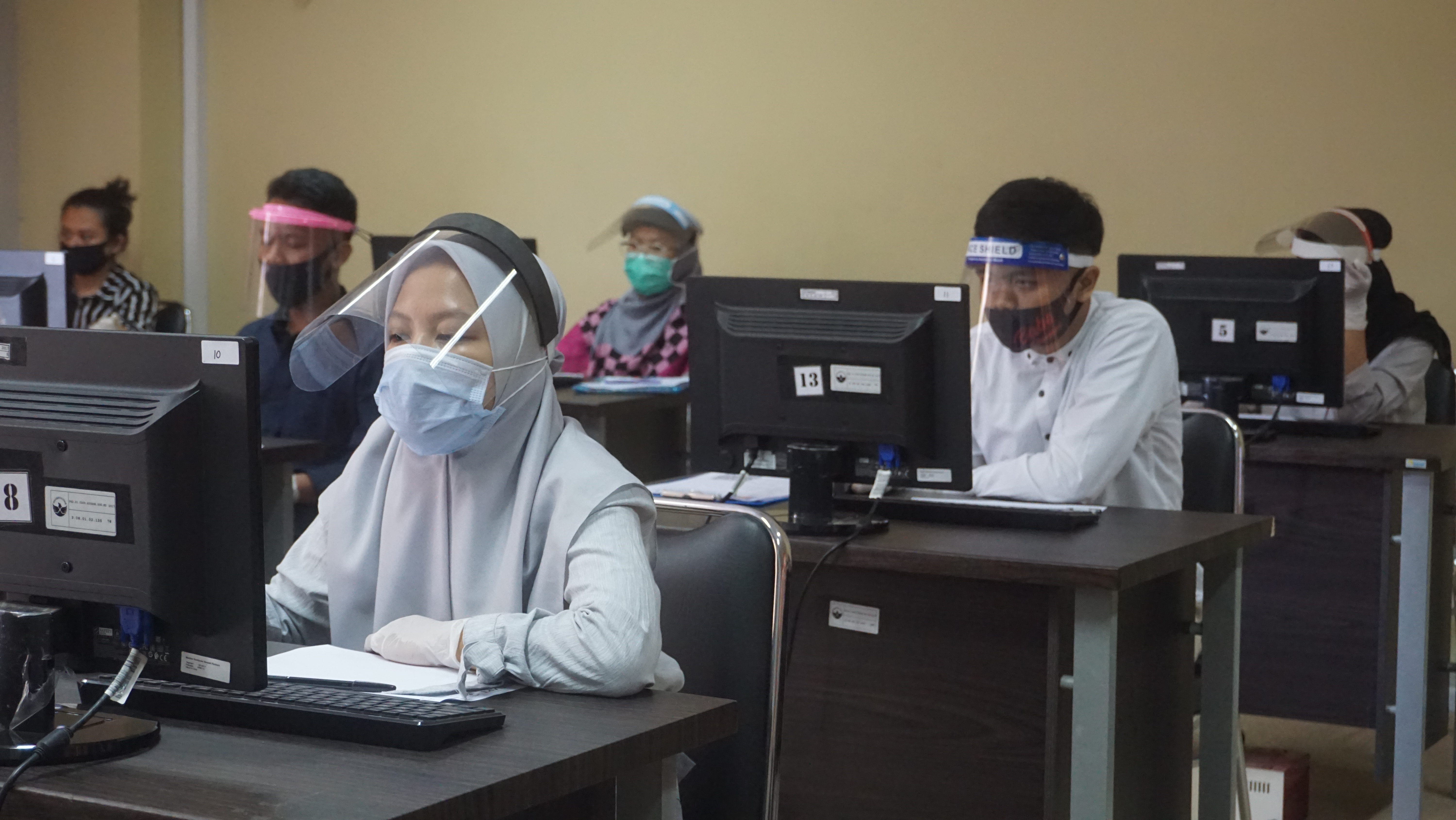 Ujian Tertulis Berbasis Komputer (UTBK) di Universitas Tidar (Untidar) Magelang pada hari pertama, Minggu (5/7).