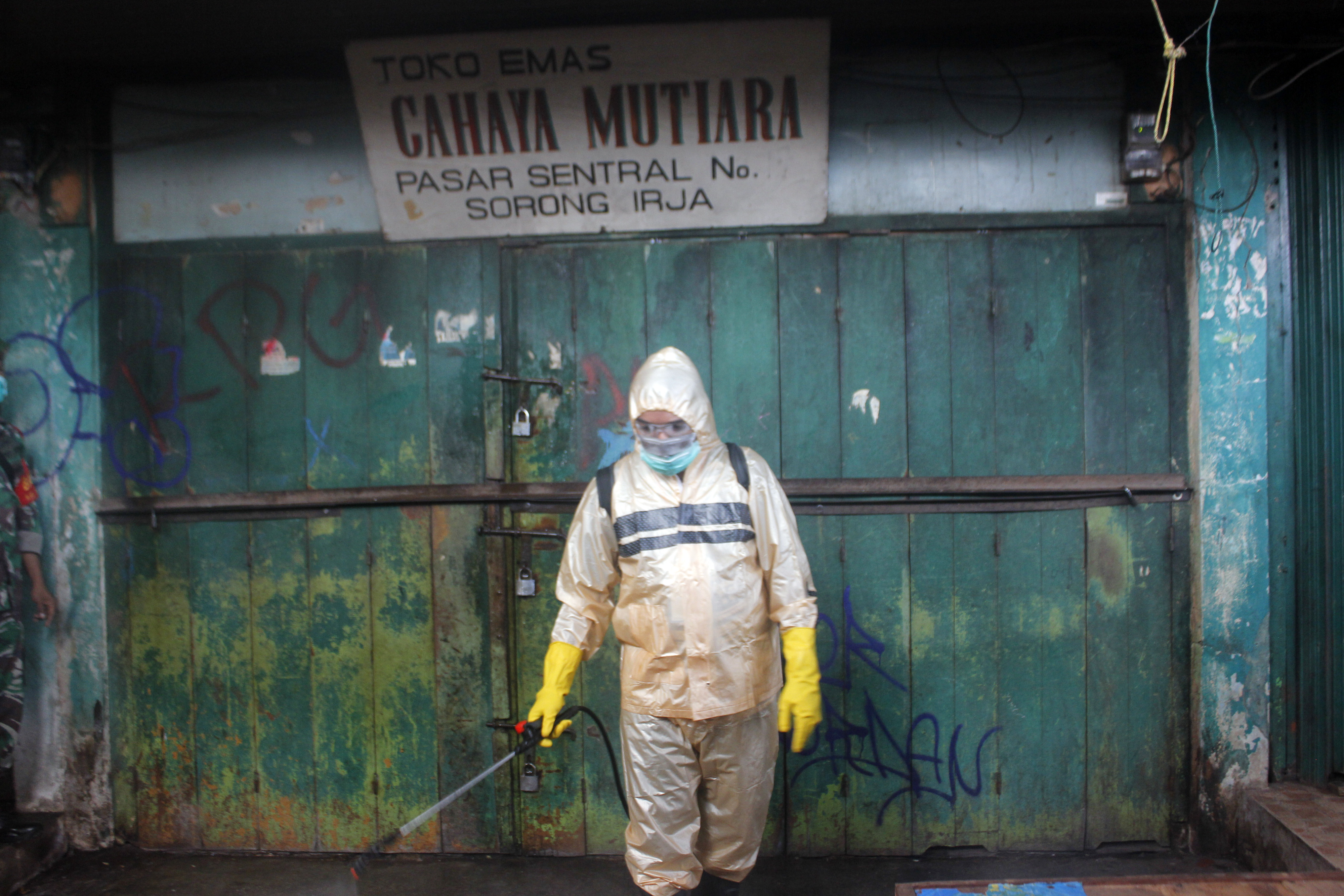 Seorang Petugas dari Satgas Covid 19 melakukan penyemprotan disinfektan, di Pasar Remu Kota Sorong, Papua Barat.
