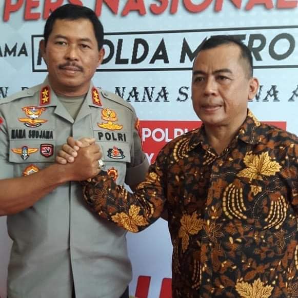 Ketua PWI Jaya Sayid Iskandarsyah salam komando dengan Kapolda Metro Jaya Irjen Nana Sudjana