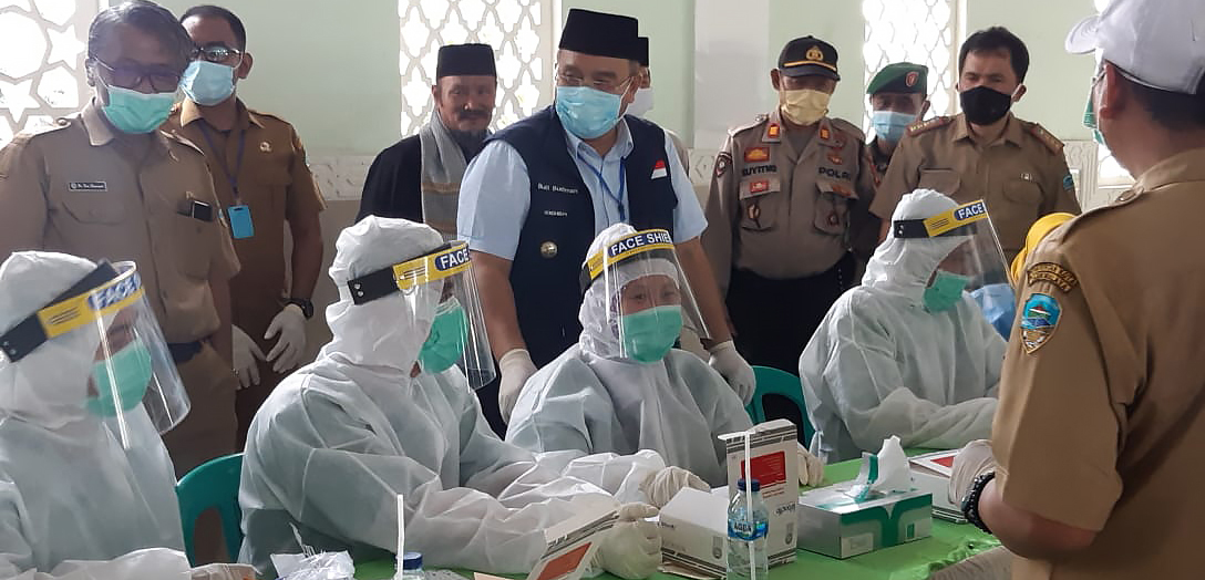  Para pejabat Pemkot Tasikmalaya meninjau rapid test covid-19  guru dan santri di Ponpes Riyadlul Ulum Wadda’wah  Condong, Kota Tasikmalaya.