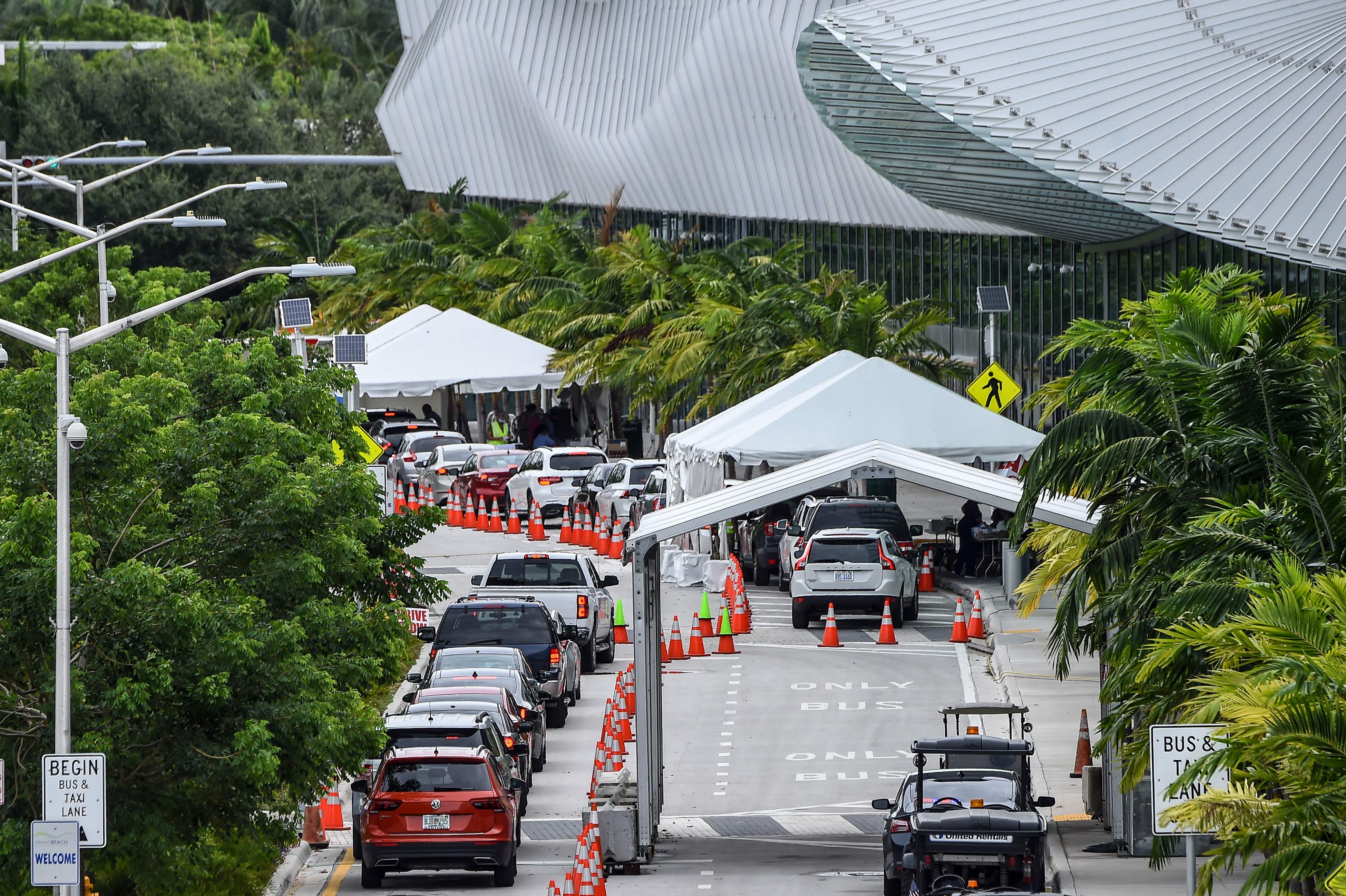 Puluhan mobil antri menjalani rapid test covid-19 s sebelum masuk ke pantai Miami, Florida. AS kini menduduki nomor satu dunia kasus korona