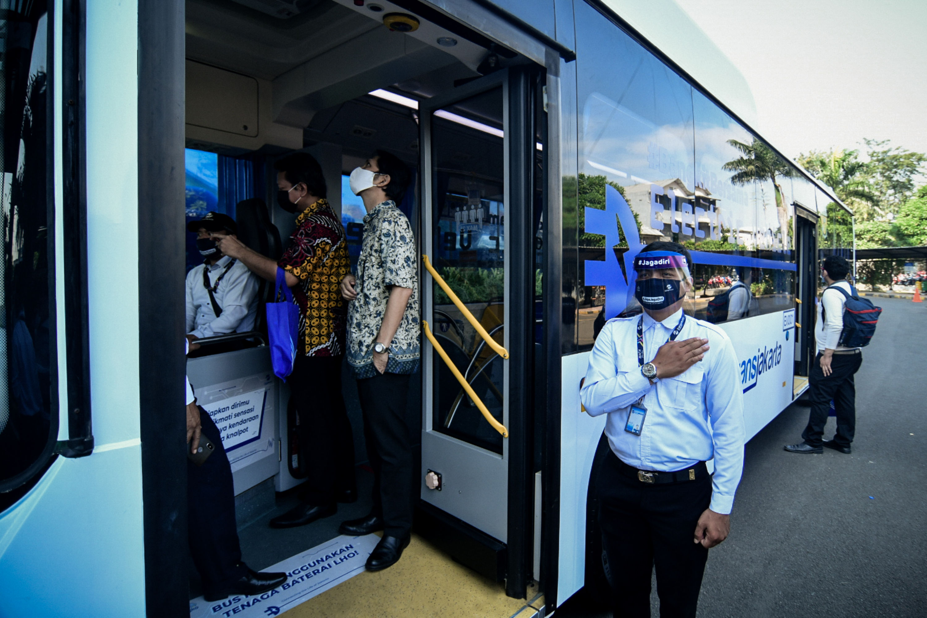  PT Transportasi Jakarta (Transjakarta) melakukan uji coba bus listrik rute Balai Kota - Blok M di Kantor Pusat Transjakarta, Senin (6/7).