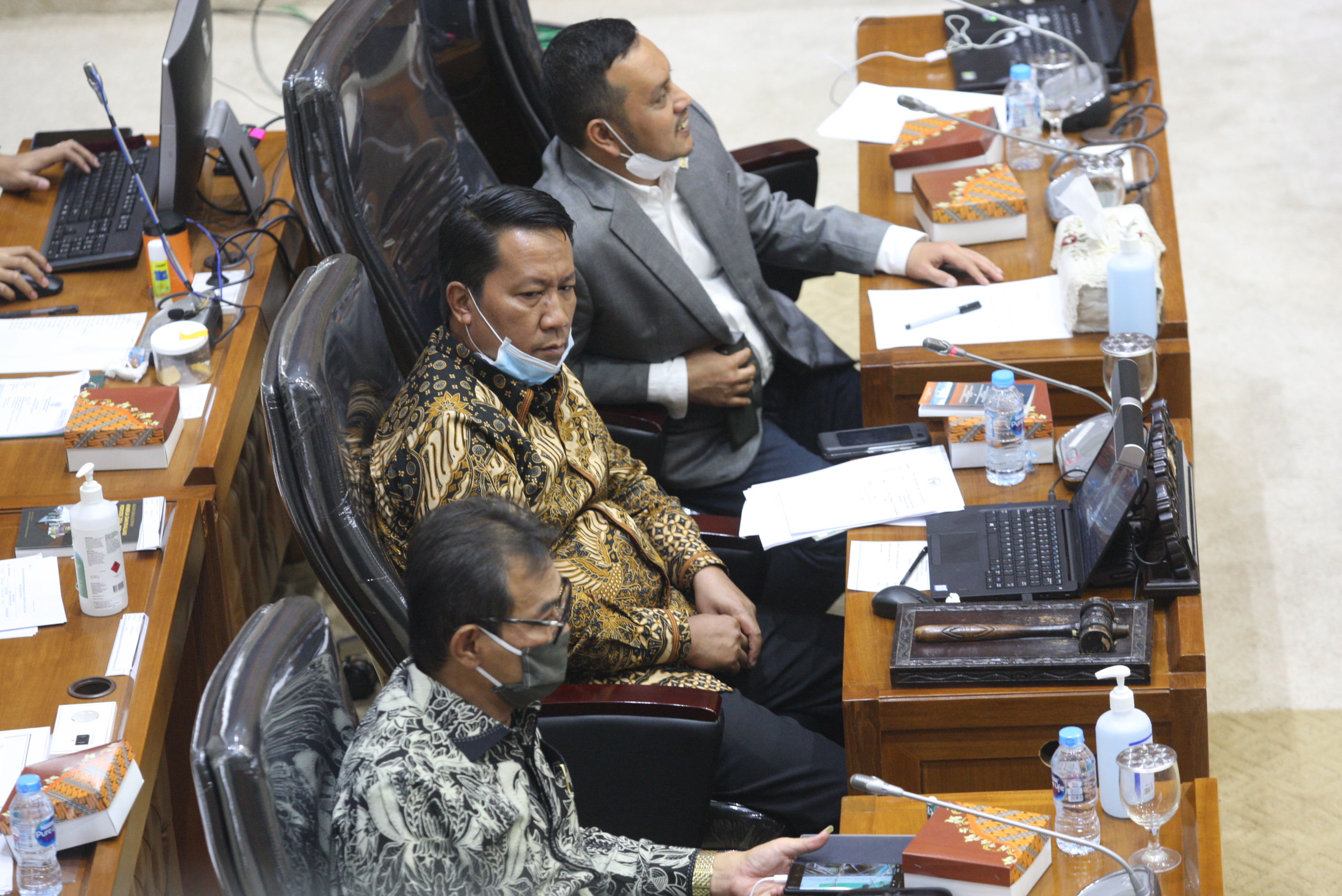 Ketua Badan Legislasi (Baleg) DPR RI Supratman Andi Agtas (tengah) memimpin Rapat Kerja Badan Legislasi DPR dengan DPD RI dan Menkumham.