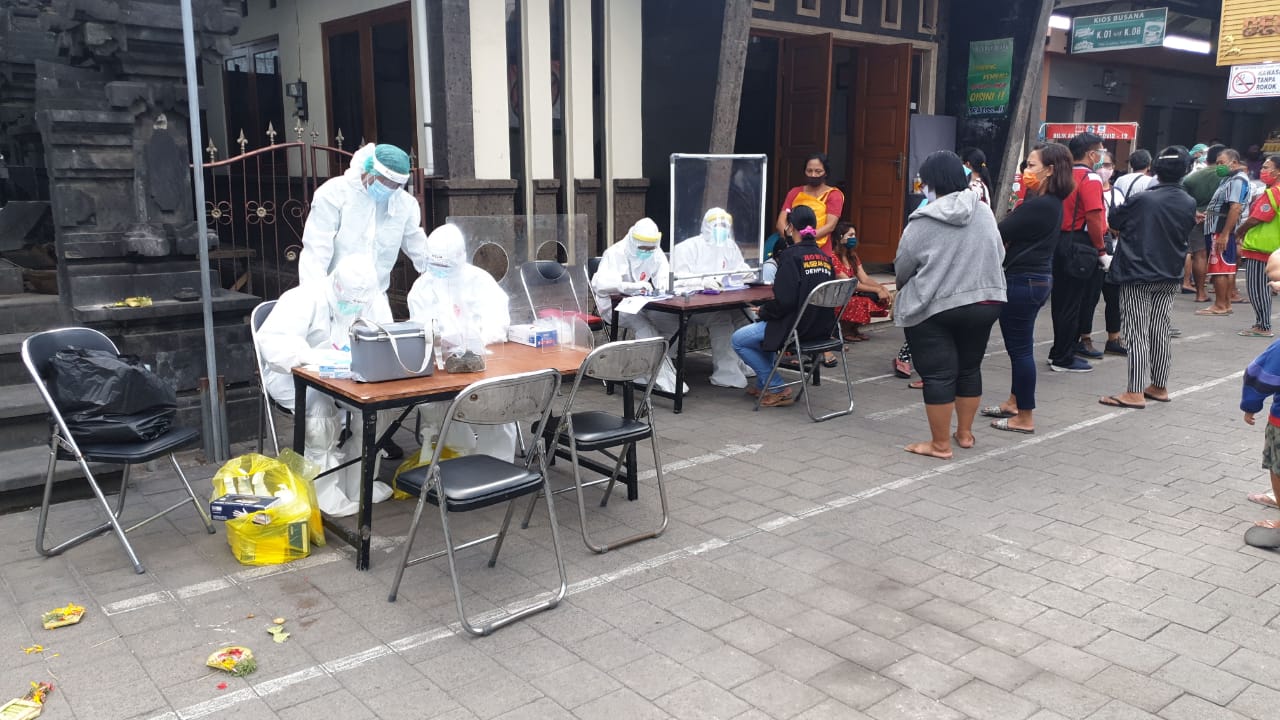 Giliran Ratusan Pedagang Pasar Desa Adat Padangsambian di rapid danSwab Test: 
