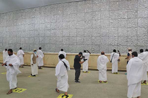 Jemaah haji melempar jamrah pada posisi yang telah ditentukan untuk menjaga jarak satu sama lain di Mina, Arab Saud