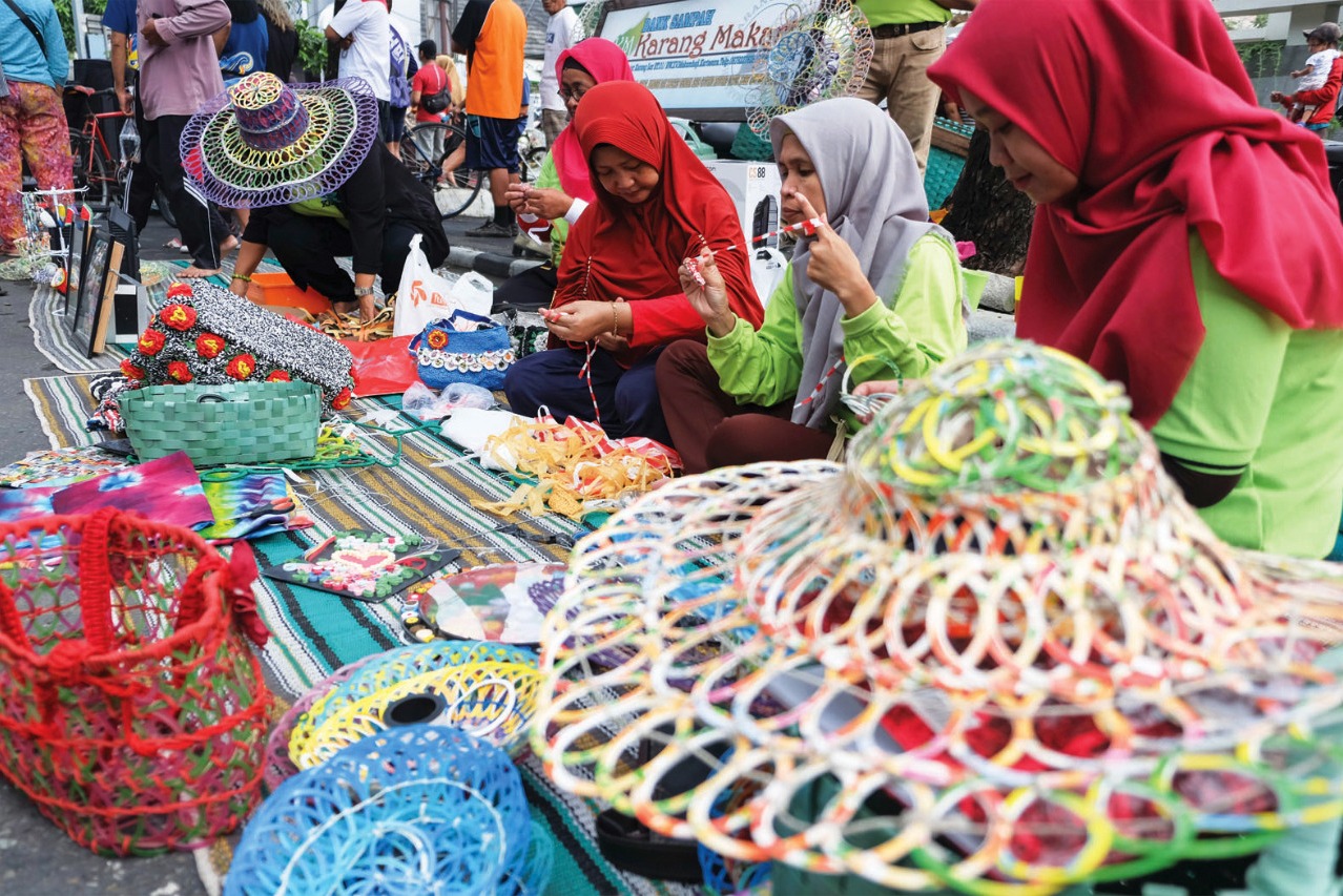 Kegiatan dan kreativitas warga memanfaatkan sampah plastik menjadi produk bernilai seni sekaligus sosialisasi pemanfaatan daur ulang sampah.