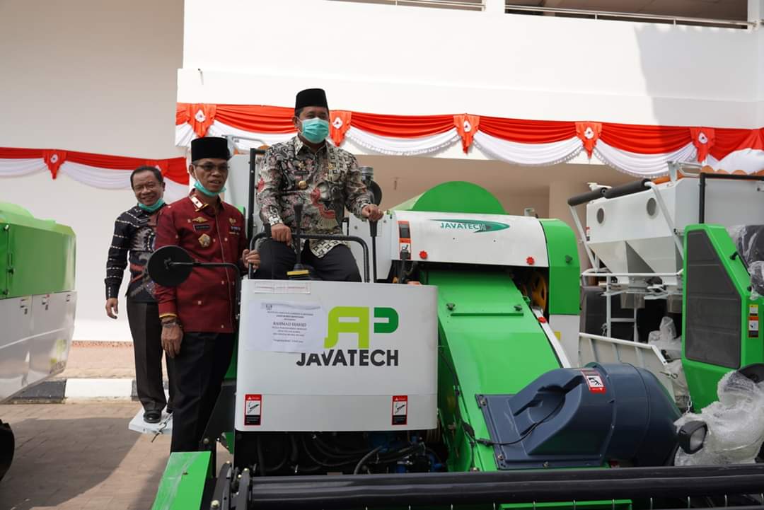 Bupati Banyuasin Askolani saat menyerahkan tiga Alsintan Combine Harvester kepada tiga kelompok tani di Kantor Bupati Banyuasin, kemarin.