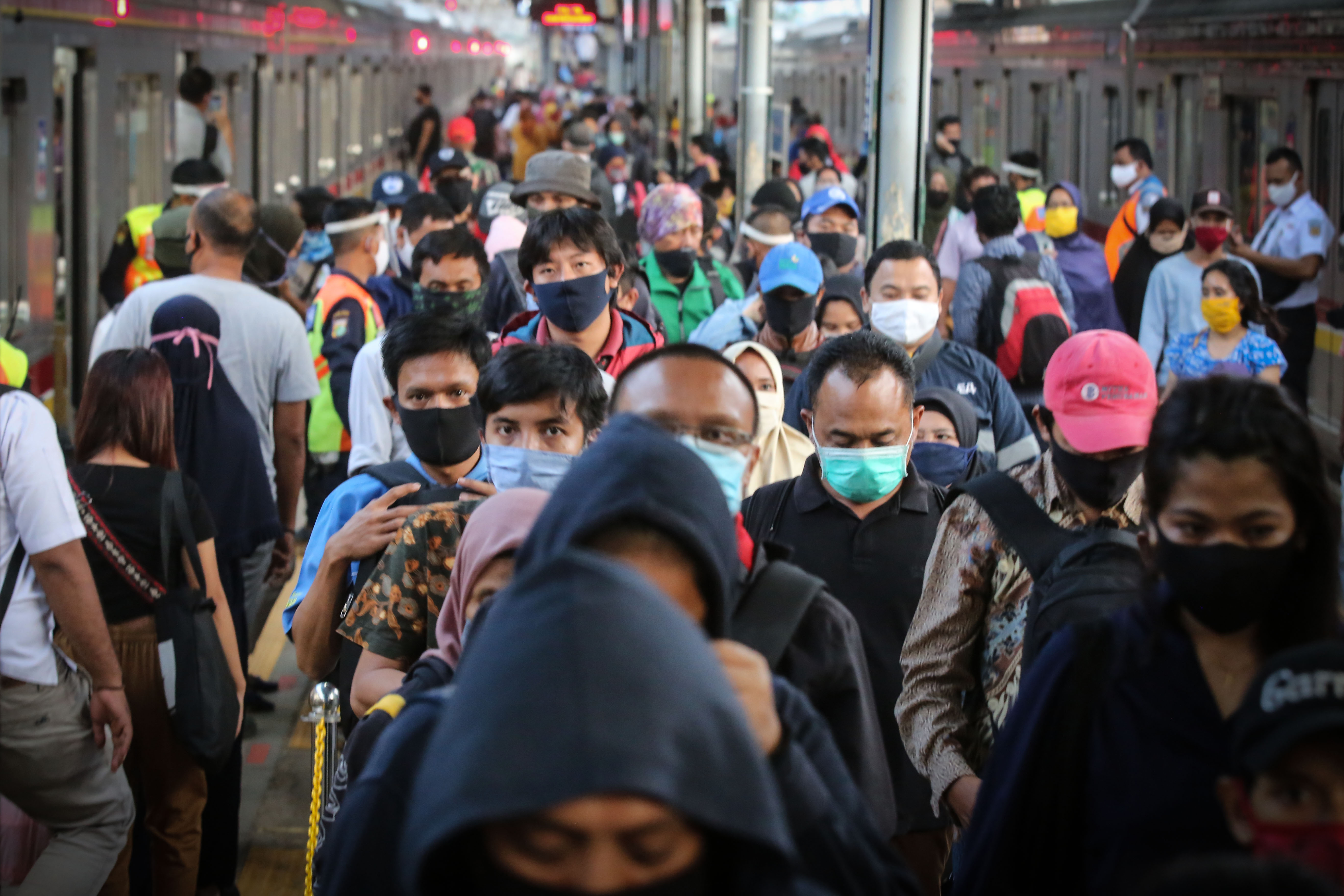 Kepadatan penumpang KRL commuter line di Stasiun Tanah Abang, Jakarta.