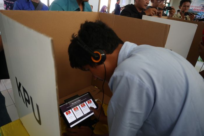 Simulasi aplikasi e-voting pilkada oleh KPU Temanggung, Jawa Tengah beberapa waktu lalu.