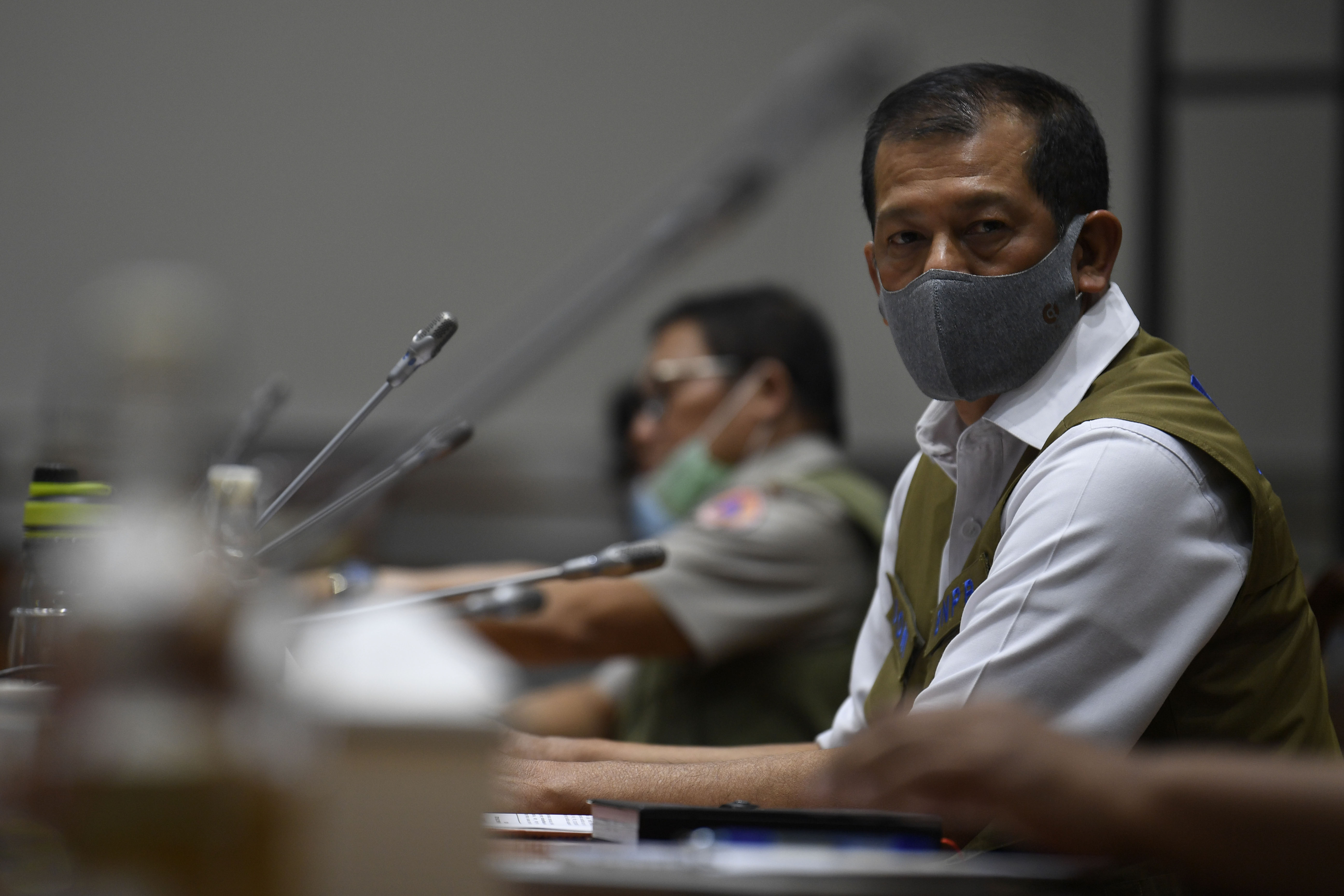 Kepala BNPB Letjen Doni Monardo (kanan) mengikuti rapat kerja bersama Komisi VIII DPR di Kompleks Parlemen Senayan, Jakarta, Selasa (23/6).