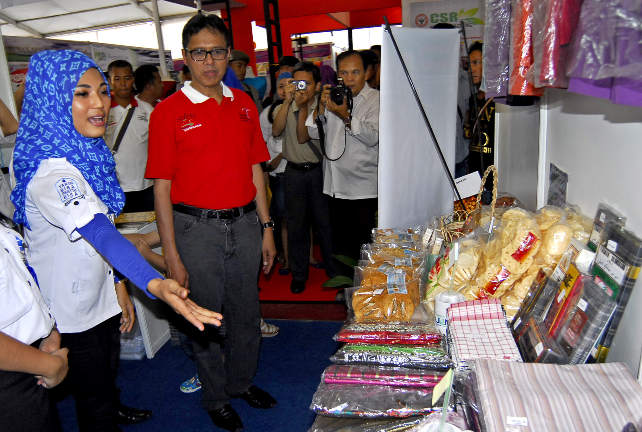  Gubernur Sumbar Irwan Prayitno (kanan) mendapat penjelasan dari salah seorang karyawan stand Permodalan Nasional Madani (Persero)  