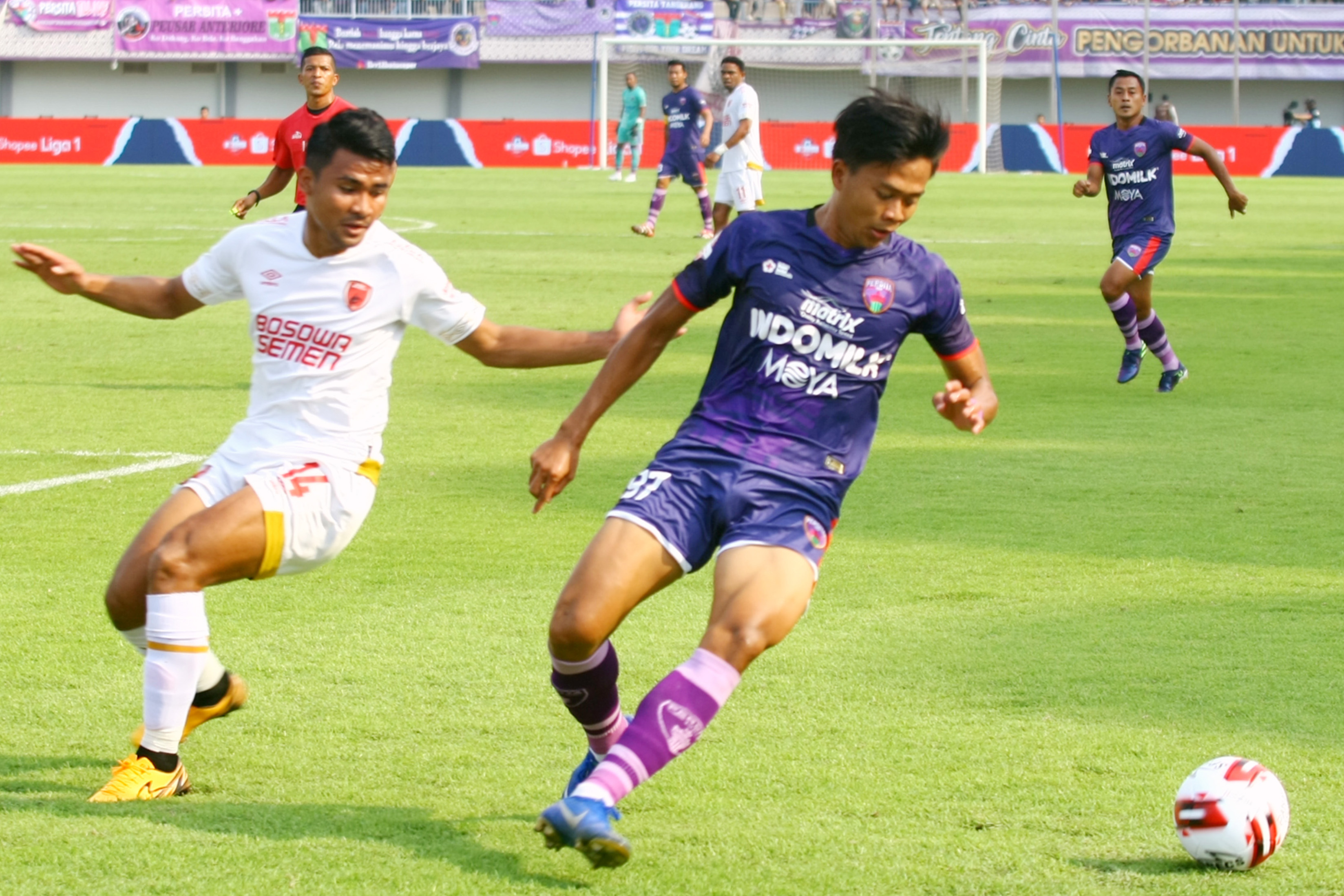 Pemain Persita Tangerang berebut bola dengan pemain PSM Makassar dalam kompetisi Liga 1.