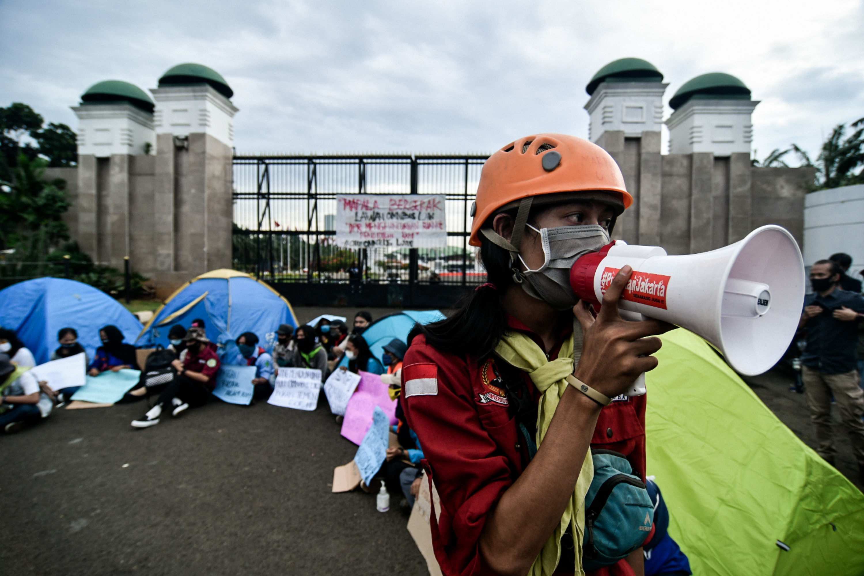 Komunitas pecinta alam melakukan aksi protes RUU Cipta Kerja di depan gedung DPR RI.