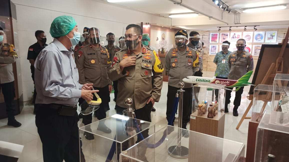 Kapolda Jatim Irjen Fadil Imran mengunjungi pabrik Kopi Kapal Api. 