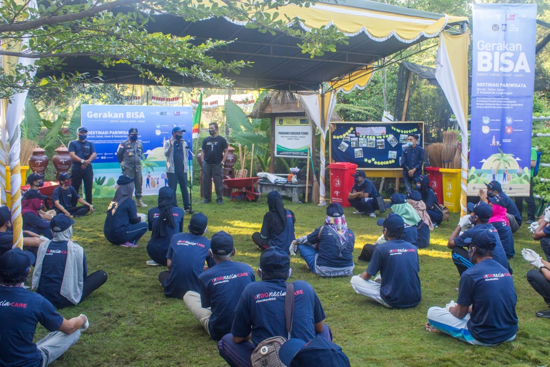  Sekitar 100 peserta gerakan BISA mulai membersihkan lingkungan dan menata di Desa Wisata Bonjeruk, Lombok, NTB.