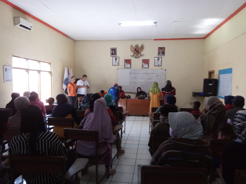 Pembagian bansos untuk warga terdampak covid-19 di Desa Hegarmanah, Kecamatan Jatinangor, Kabupaten Sumedang, Kamis (23/7/2020).