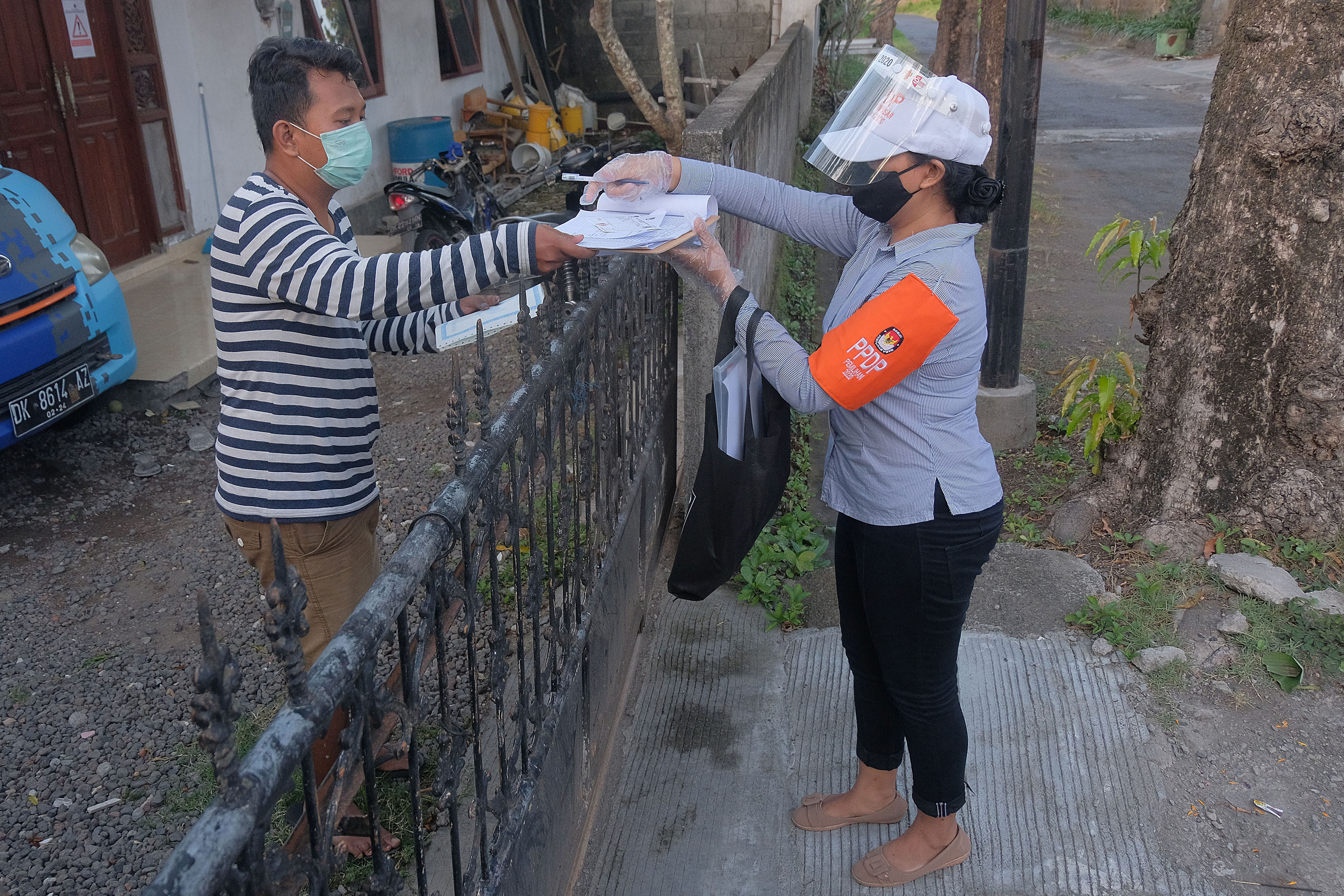 Petugas melakukan pemutakhiran data pemilih di di Lingkungan Karya Dharma, Kelurahan Sesetan, Denpasar, Bali.