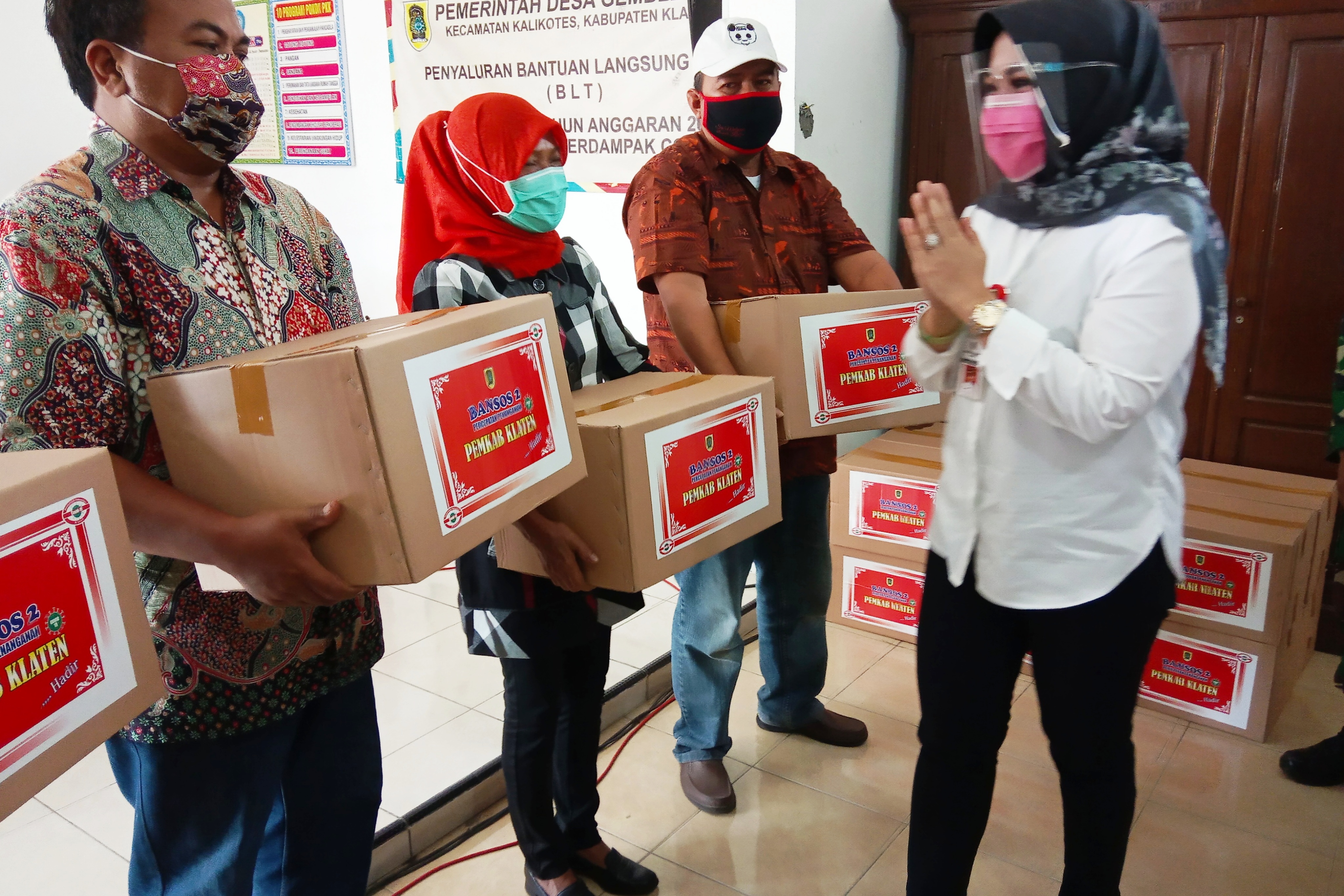 Bupati Sri Mulyani secara simbolis menyerahkan bantuan sembako di Balai Desa Gemblegan.