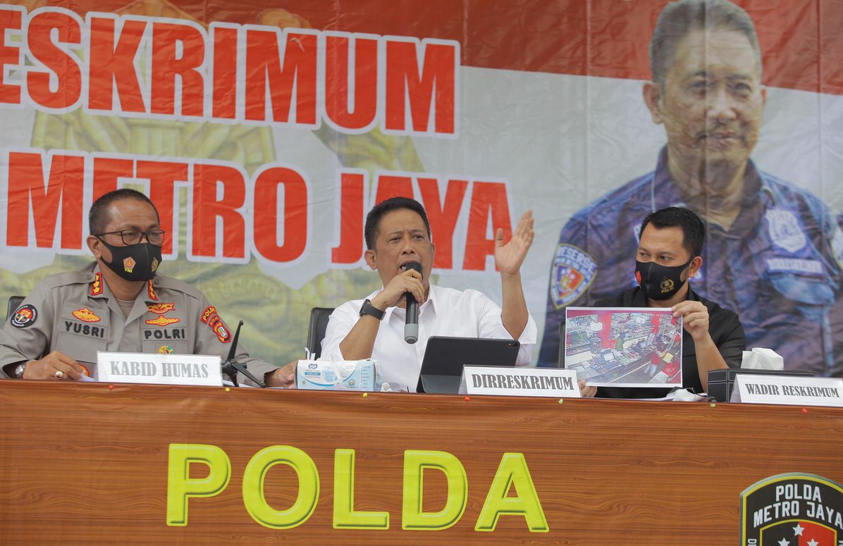 Direskrimum Polda Metro Jaya Kombes Tubagus Ade Hidayat (tengah) di Polda Metro Jaya, Jakarta, Sabtu (25/7/2020). 