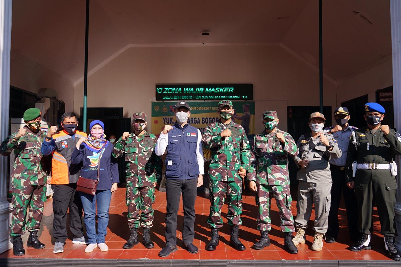 Tim gabungan dari berbagai unsur saat apel operasi masker di Kota Bogor, Minggu (19/7).