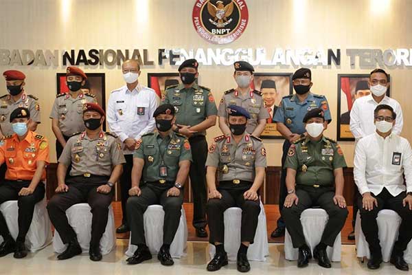 Ketua BNPT melakukan foto bersama seusai melantik Brigjen TNI Untung Budiharto sebagai Sekretaris Utama (Sestama) BNPT 