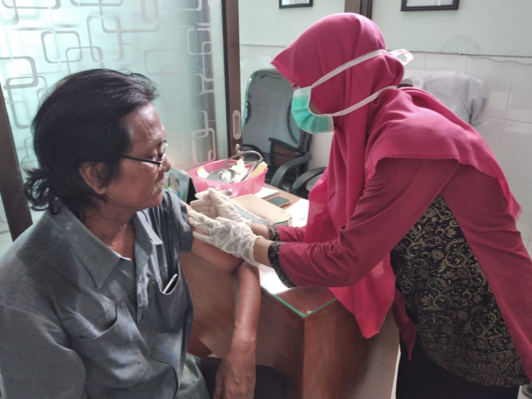 Upaya menangkal sebaran covid-19 di Kota Tegal-Brebes dan sekitarnya. Petugas masih memanfaatkan vaksin antiflu untuk cegah korona 