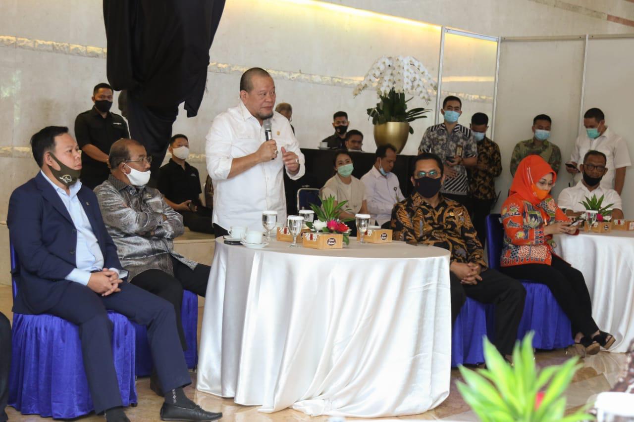 Ketua DPD LaNyalla Mattalitti (baju putih berdiri) dan rombongan DPD saat di Media Group, Rabu (15/7)