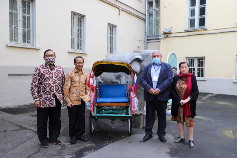 Dubes RI untuk Federasi Rusia merangkap Republik Belarus M. Wahid Supriyadi setelah menyerahkan becak koleksi museum