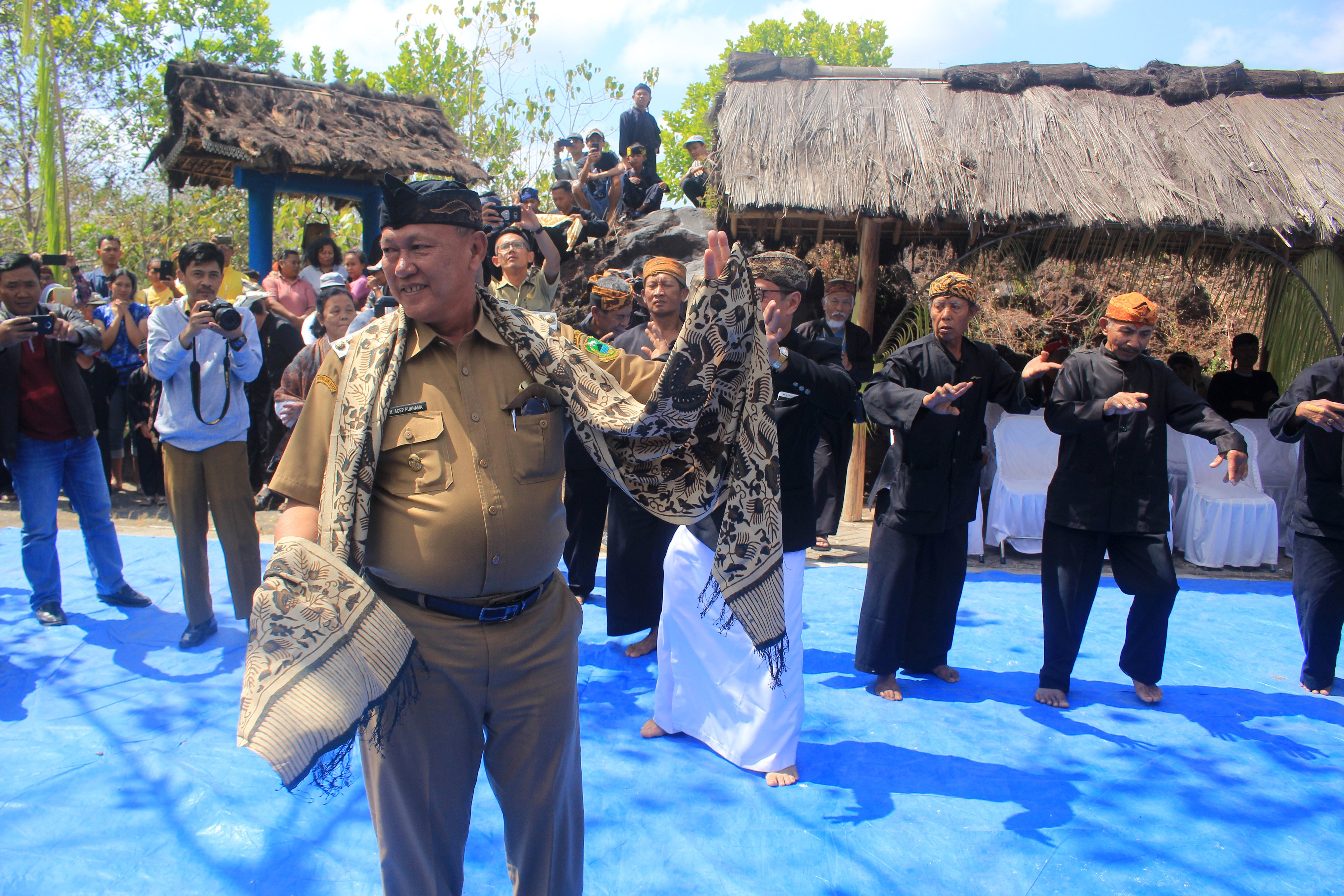 Bupati Kuningan Acep Purnama melakukan tarian Budak Angon saat tradisi Pesta Dadung di Cigugur, Kuningan, Jawa Barat, Selasa (20/8).