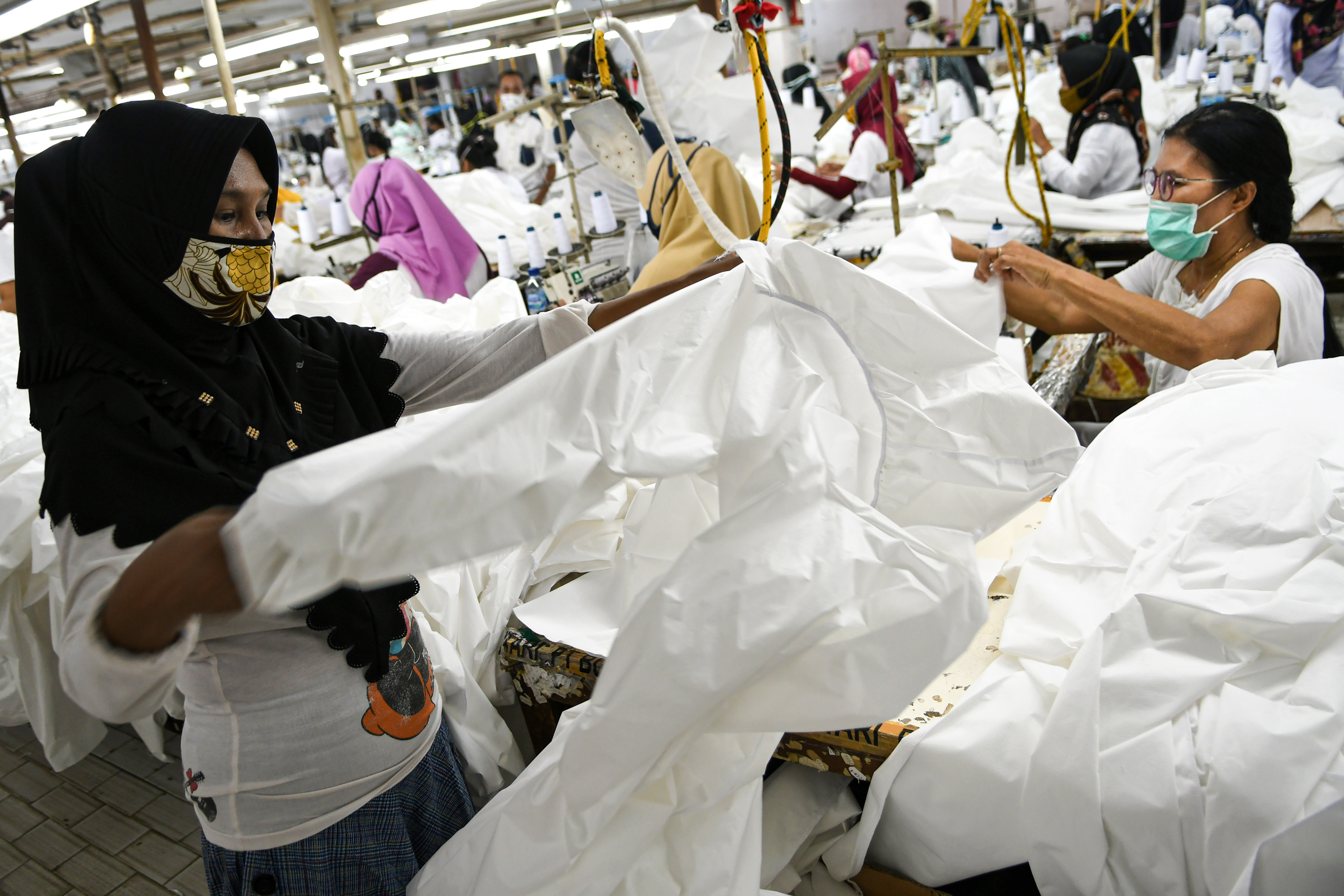 Perusahaan garmen di Jakarta memproduksi APD