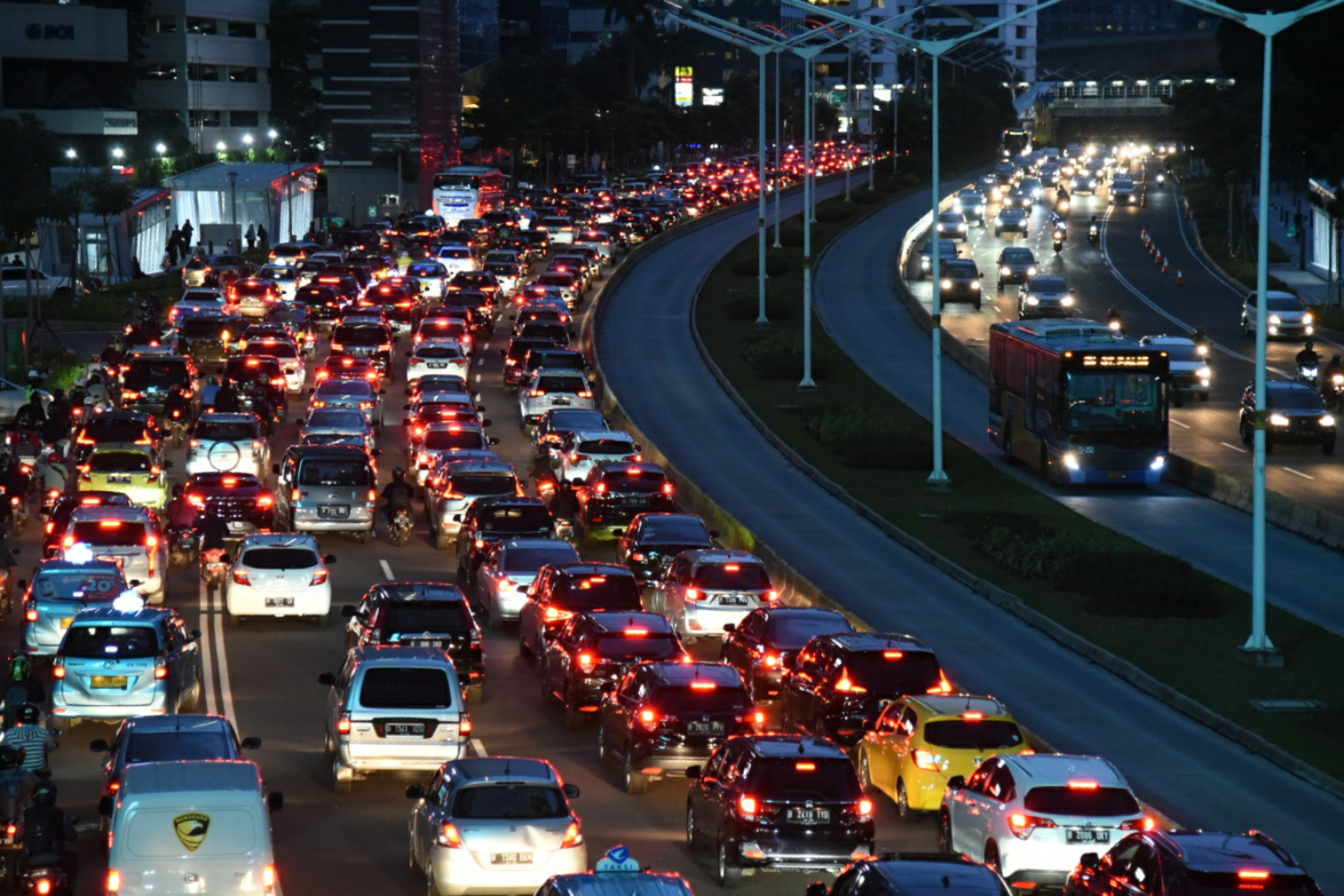 Kepadatan lalu lintas saat jam pulang kerja di kawasan Sudirman di masa PSBB Transisi