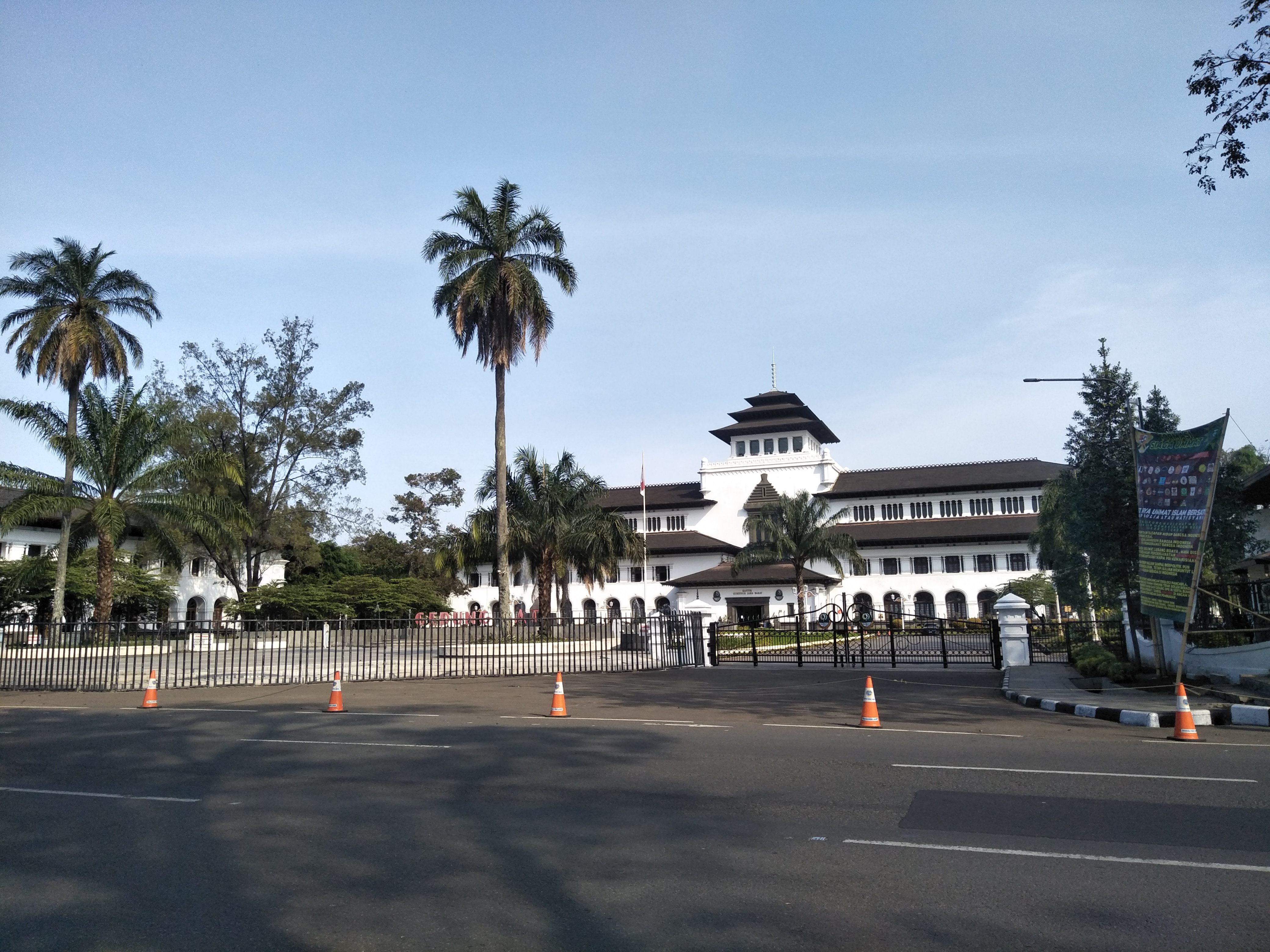 Suasana sepi di Gedung Sate Bandung, Jawa barat yang ditutup selama 14 hari.   