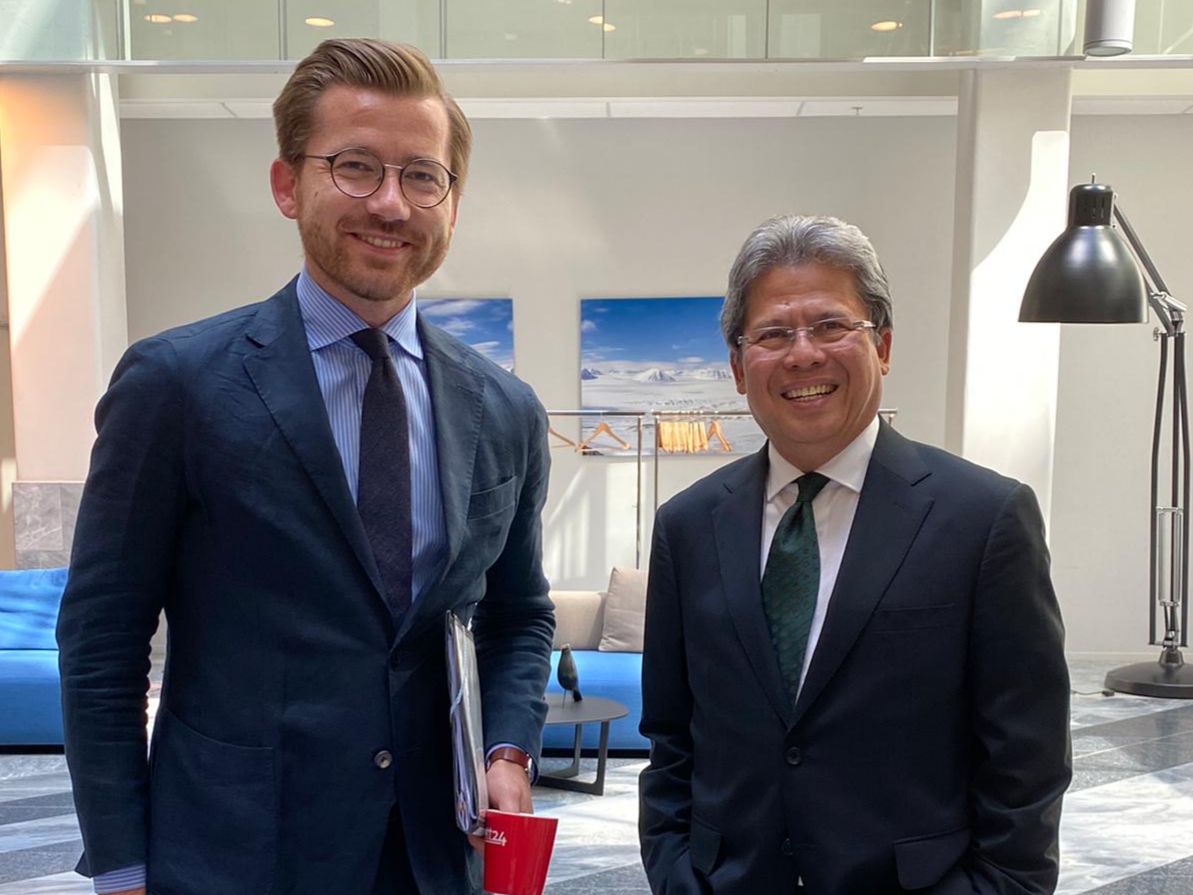 Menteri Lingkungan Hidup dan Iklim Norwegia Sveinung Rotevatn (kiri) dan Dubes KBRI Oslo Todung Mulya Lubis (kanan).